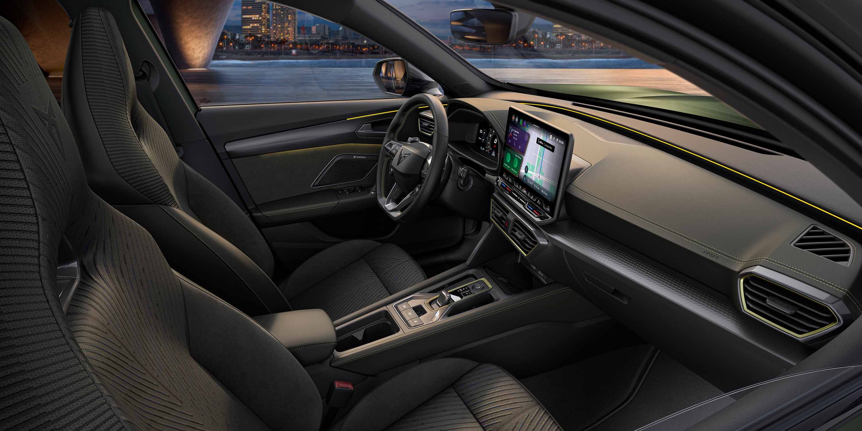 O novo CUPRA Formentor tem interior arrojado com bancos em tecnologia 3D Knitting, com áreas em materiais reciclados e detalhes da consola em Verde Sulfur