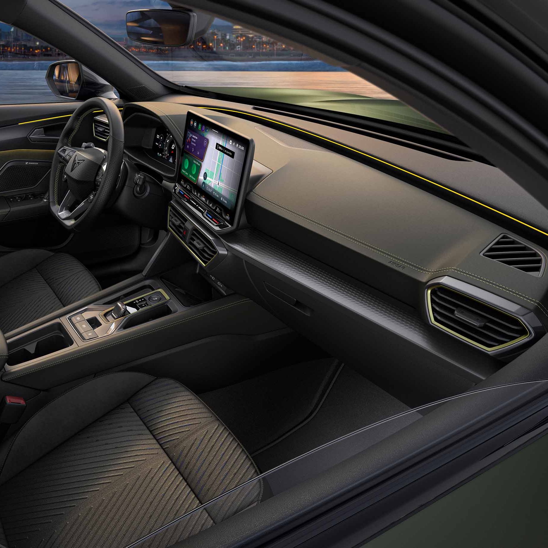 O novo CUPRA Formentor tem interior arrojado com bancos em tecnologia 3D Knitting, com áreas em materiais reciclados e detalhes da consola em Verde Sulfur