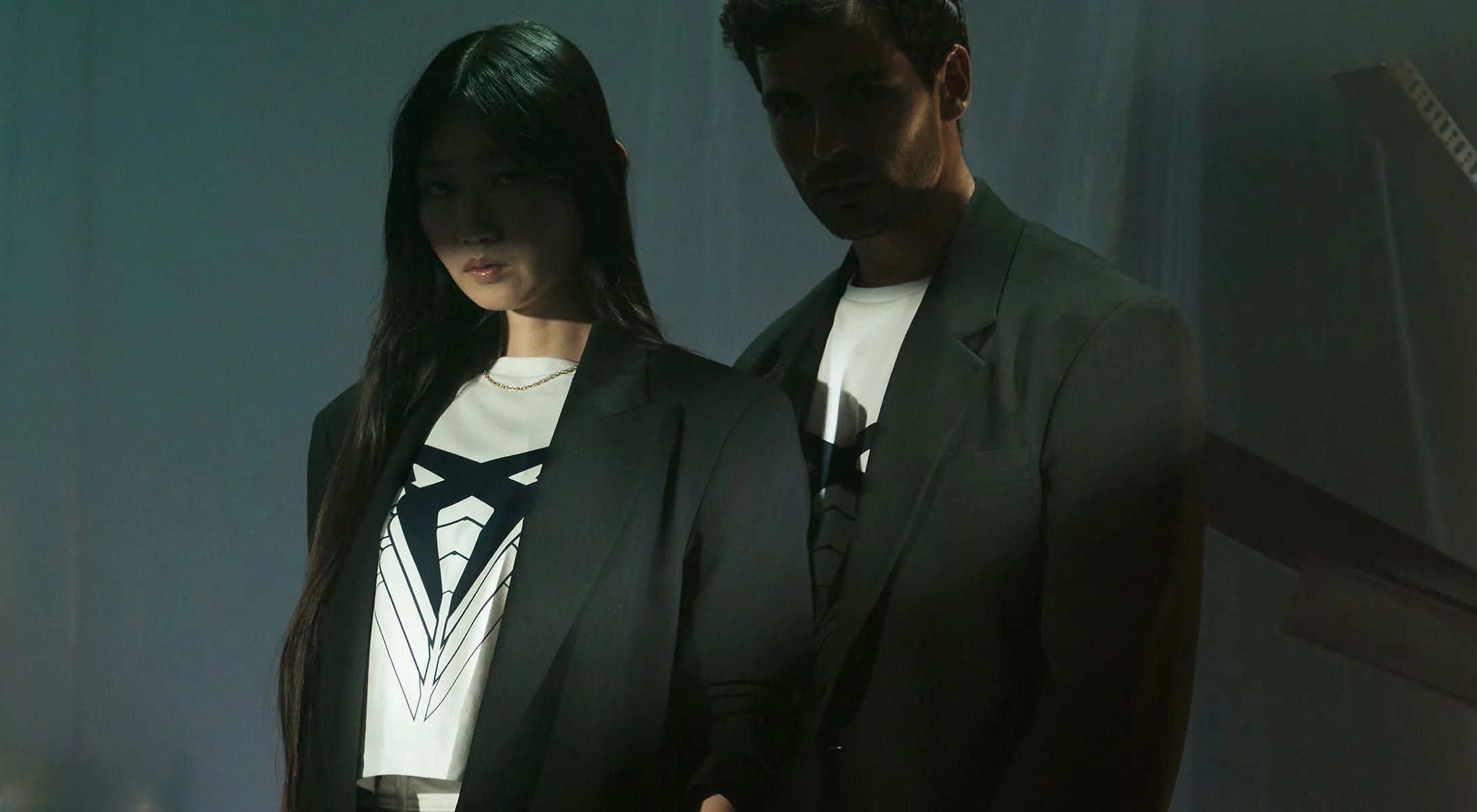uma mulher e um homem a posar com t-shirts cupra