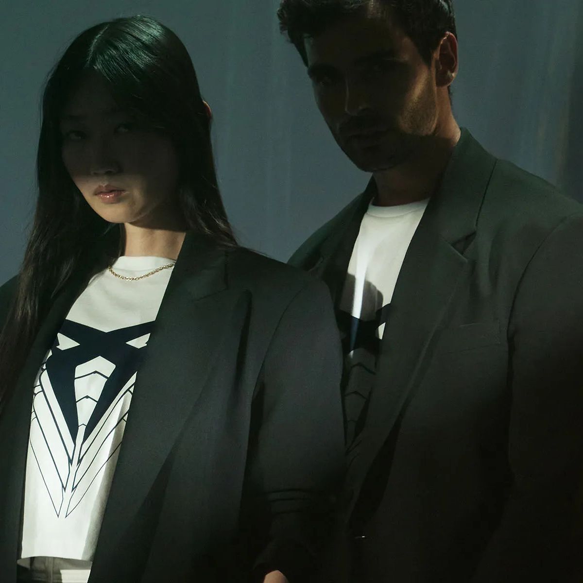 uma mulher e um homem a posar com t-shirts cupra