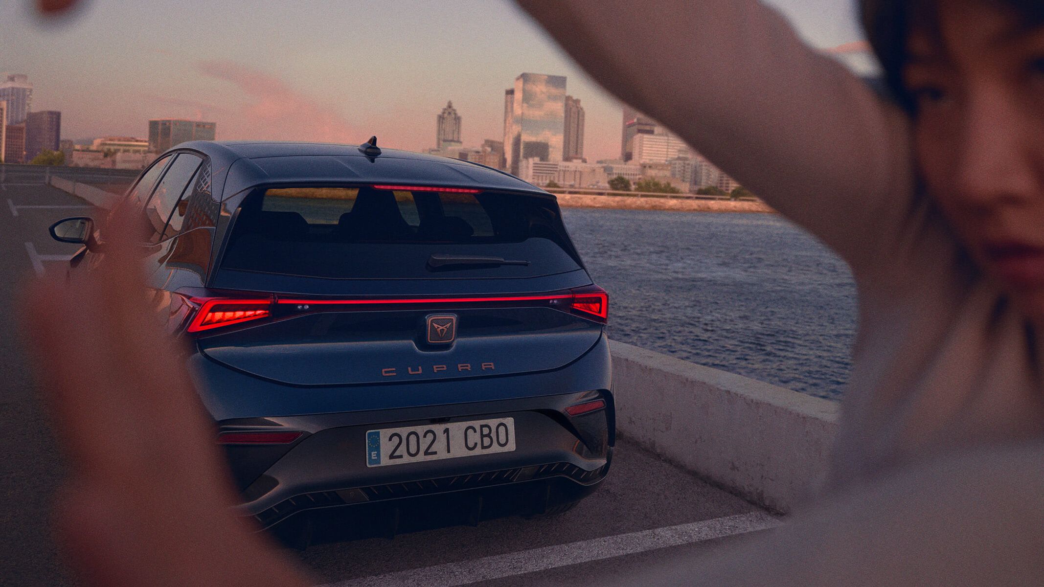 Descubra como atualizar o GPS do CUPRA Born e navegue com confiança. Guia passo a passo para manter o seu sistema de navegação sempre atualizado.