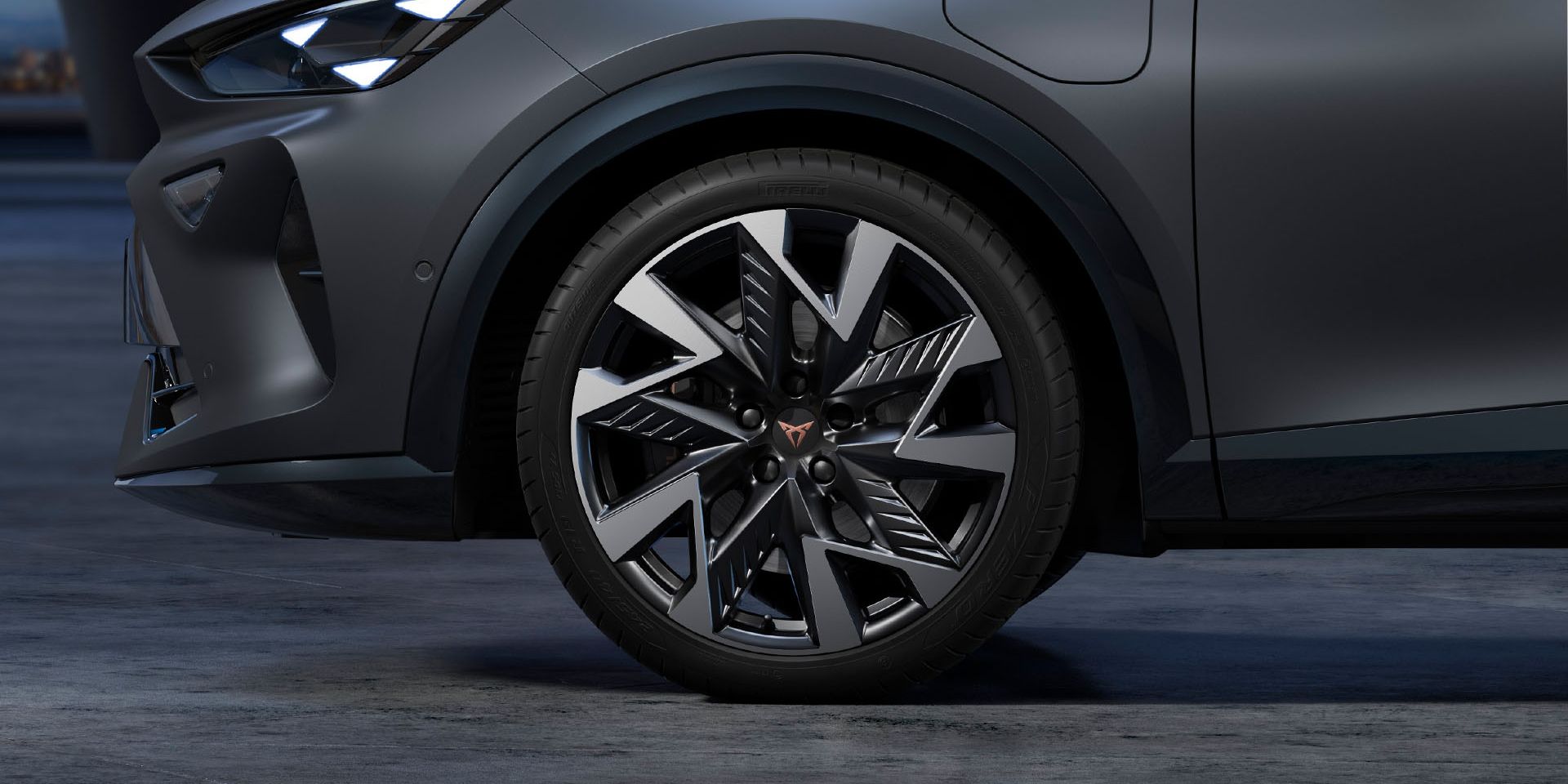 Jantes de 19” em liga leve em preto e prateado com logotipo CUPRA