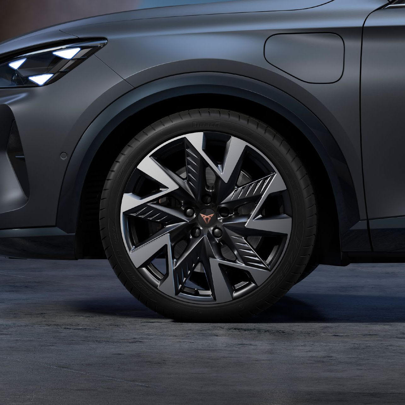 Jantes de 19” em liga leve em preto e prateado com logotipo CUPRA