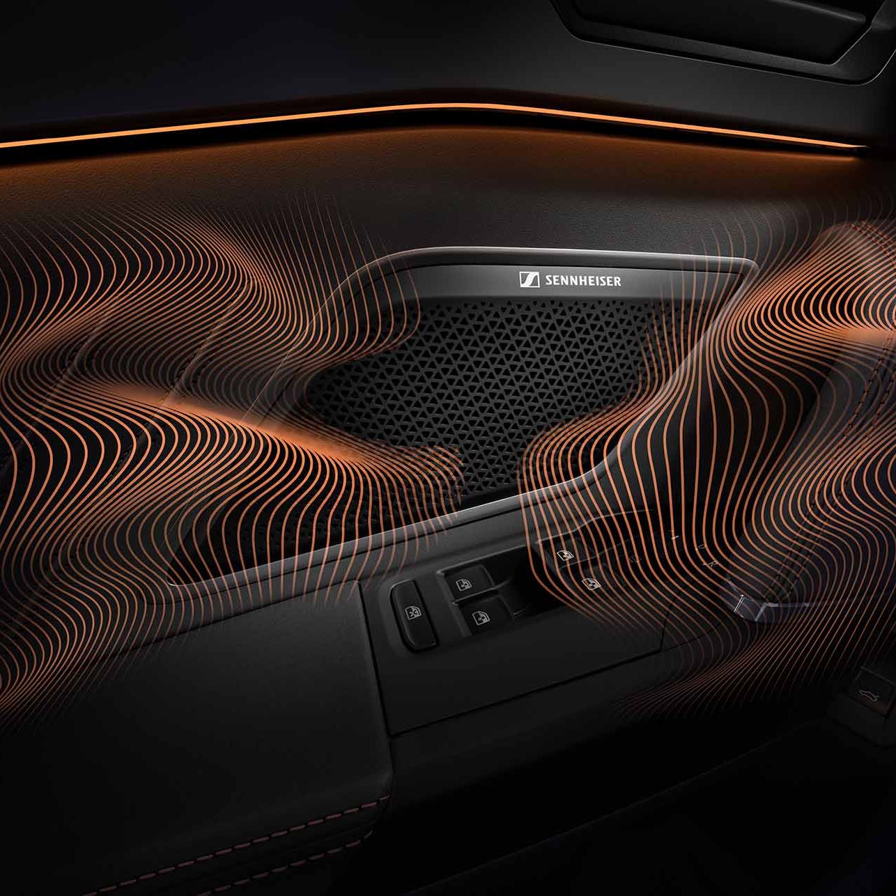 novo cupra leon sportstourer upgrade de equipamento tecnologia immersive by sennheiser. grande plano do altifalante sennheiser no painel da porta do cupra leon sportstourer, ondas sonoras e iluminação ambiente. 