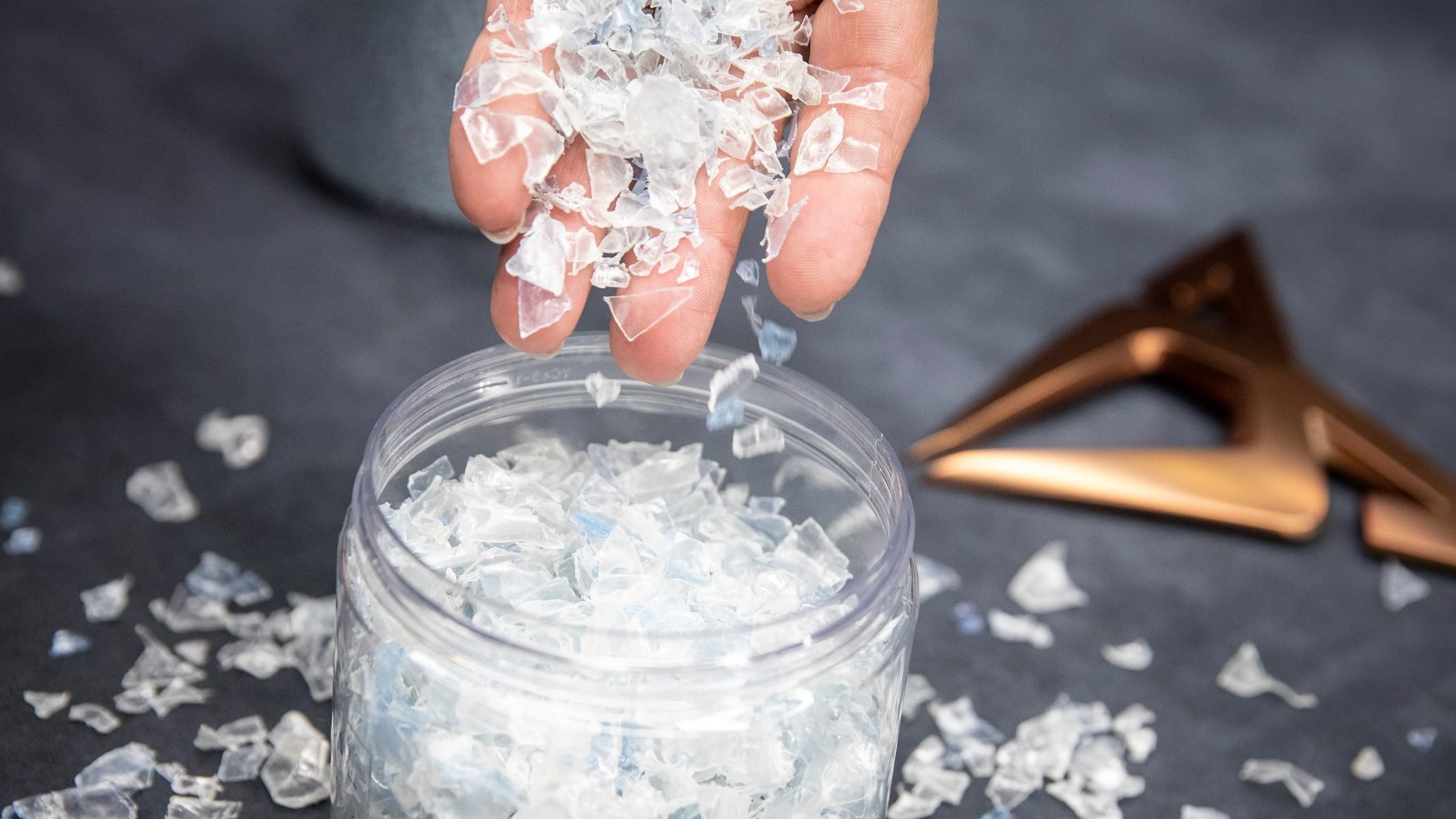 Resíduos plásticos reciclados para os bancos do CUPRA Born. 