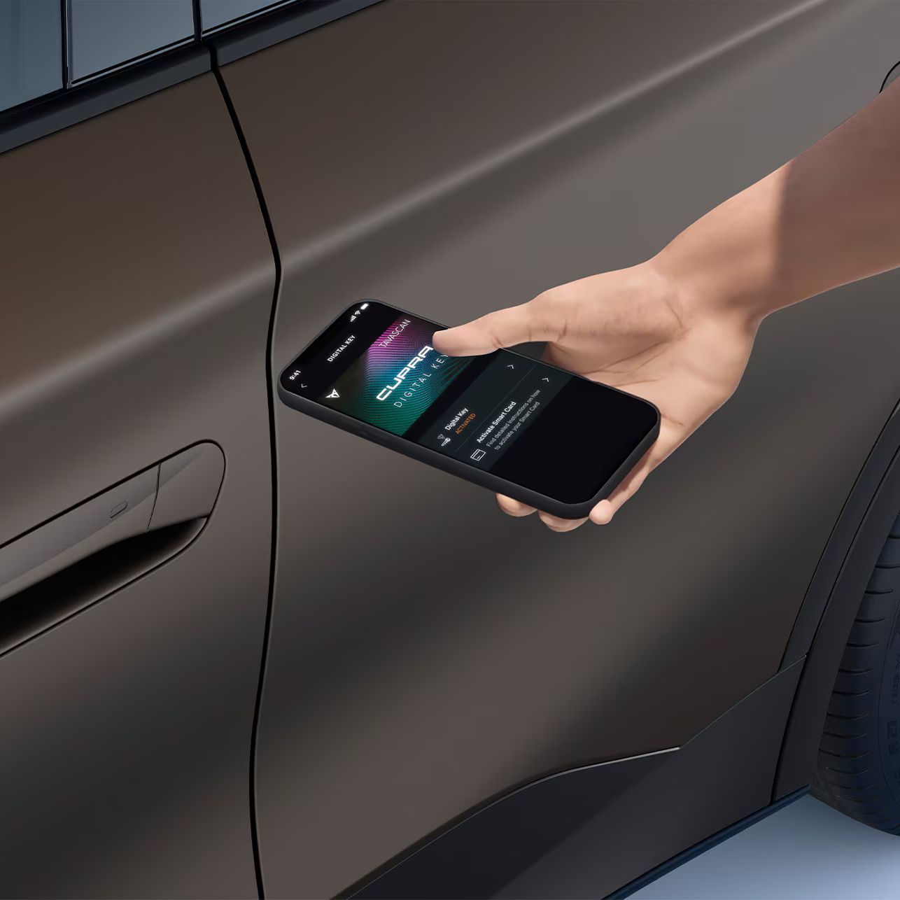CUPRA Tavascan VZ com chave digital móvel (beta) no telemóvel, na cor Century Bronze