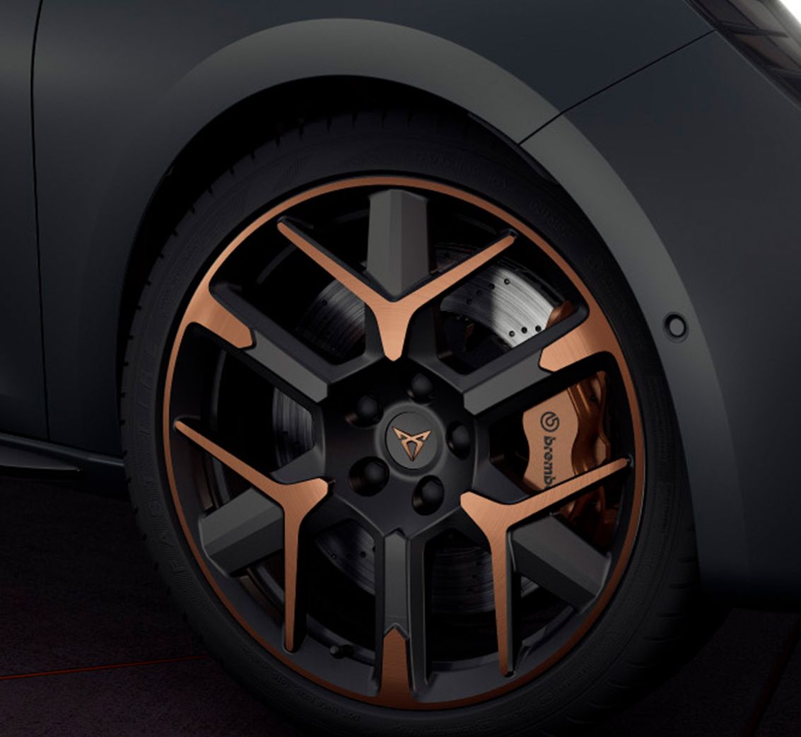 grande plano do novo cupra leon com jantes forjadas hailstorm em preto com detalhes em cobre e faróis com assinatura triangular