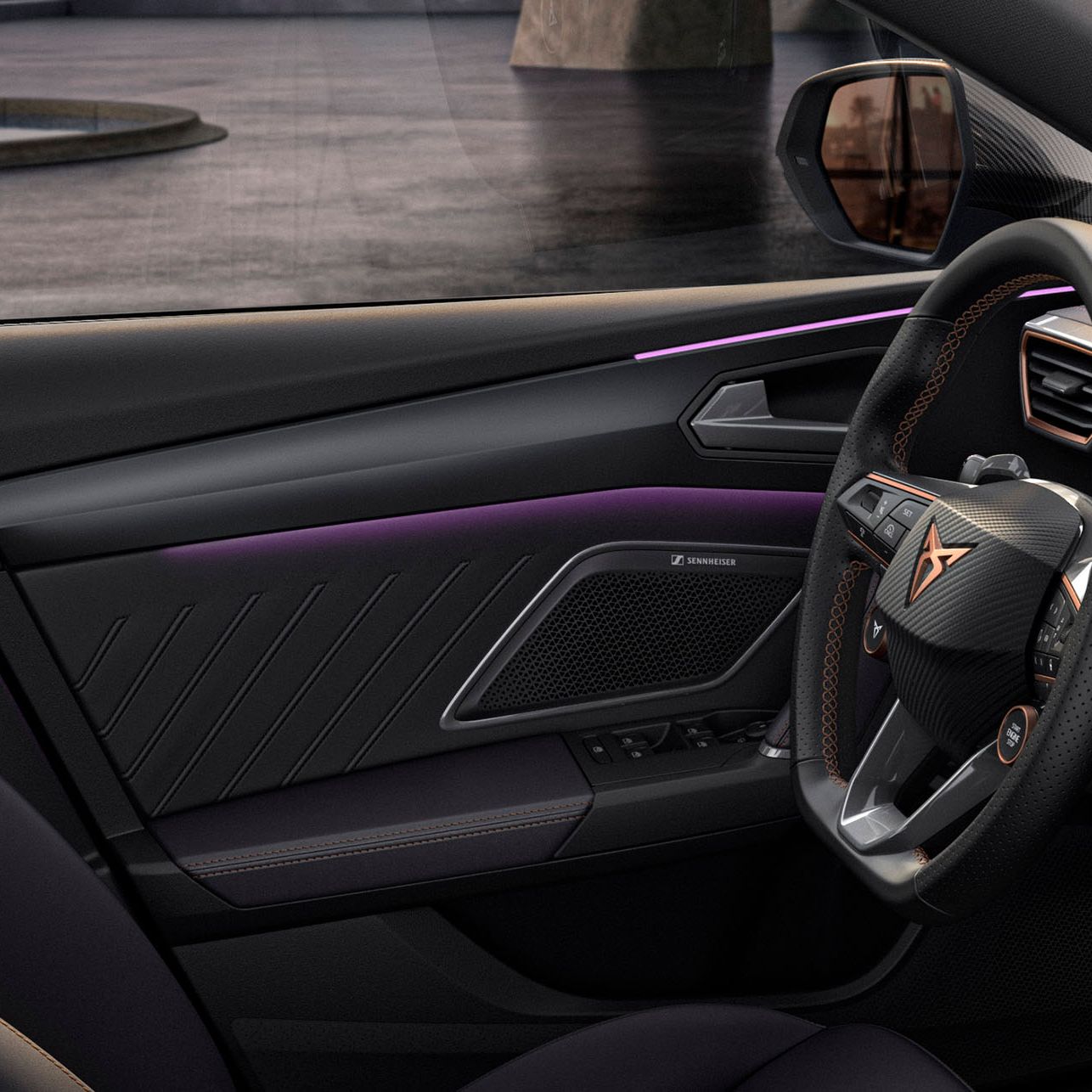 grande plano do design interior do novo cupra leon sportstourer, volante, painel da porta, iluminação ambiente, logótipo cupra e janela