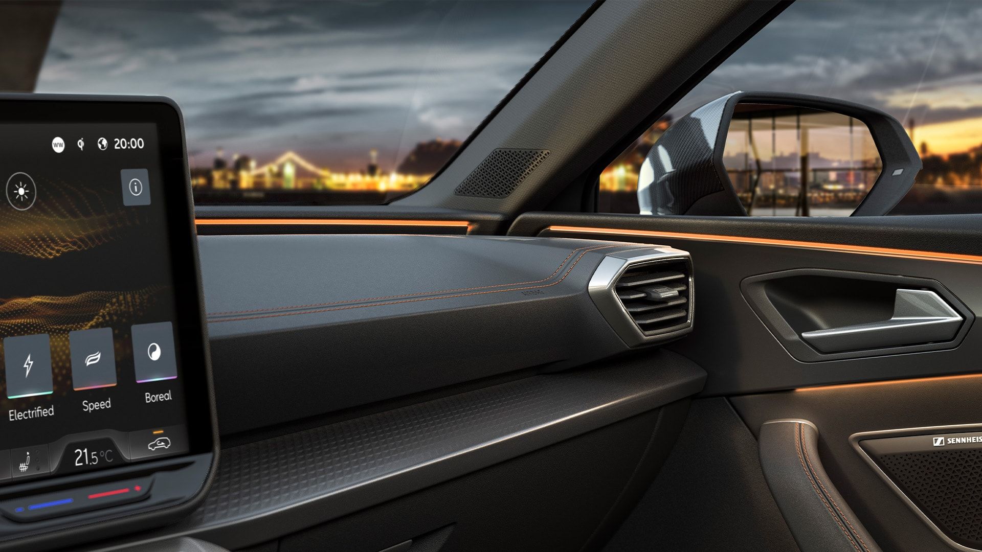 Interior do novo CUPRA Leon com sistema de infoentretenimento, painel de instrumentos, espelho retrovisor, saída de ar e porta-luvas