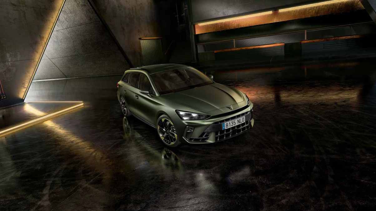 CUPRA Leon SP Tribe Edition estacionado