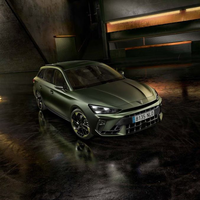 CUPRA Leon SP Tribe Edition estacionado