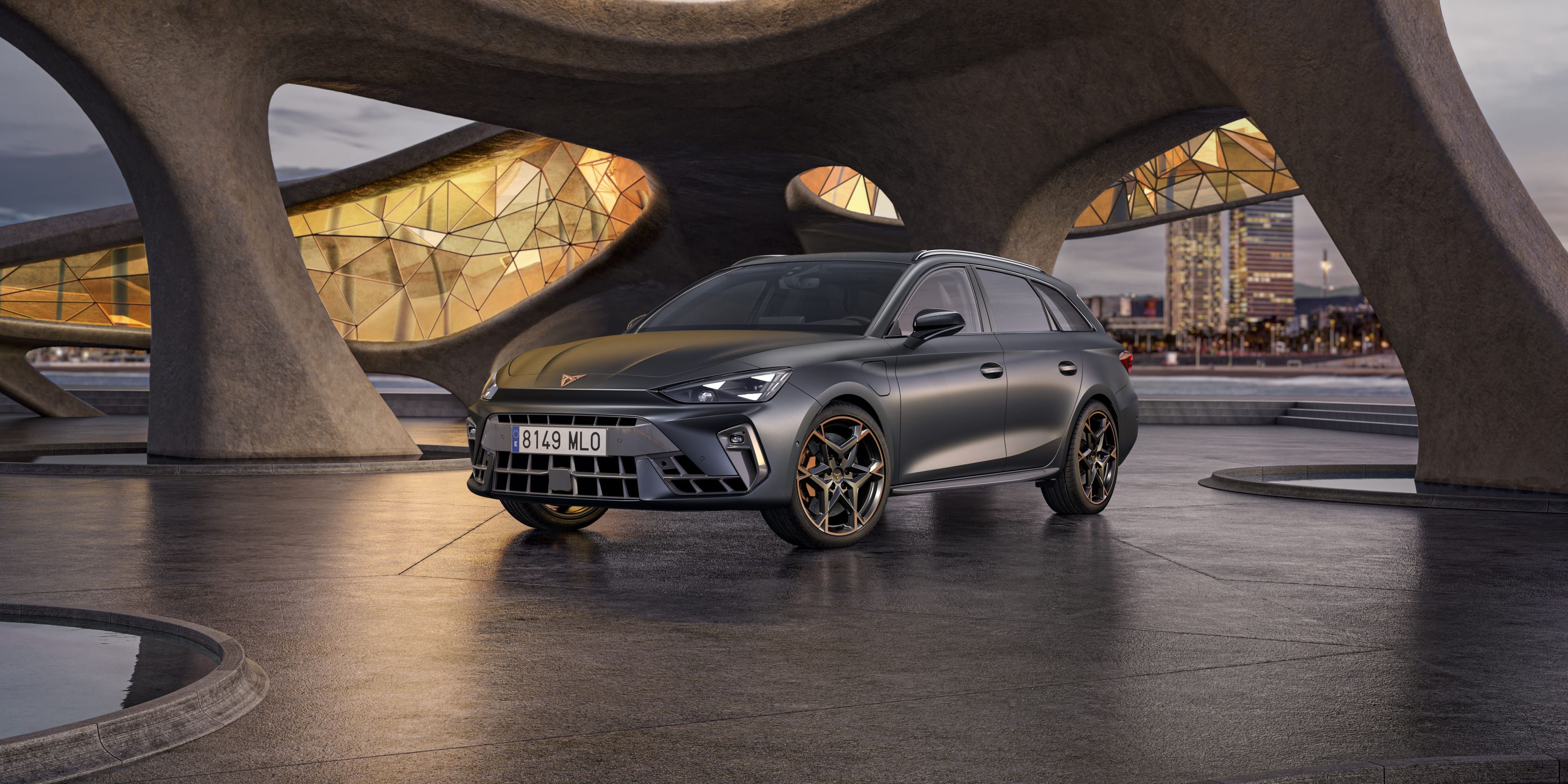 o novo veículo híbrido cupra leon sportstourer 2025 em cinzento, estacionado em betão liso, cenário inspirado em gaudi, painéis de janelas geométricos iluminados