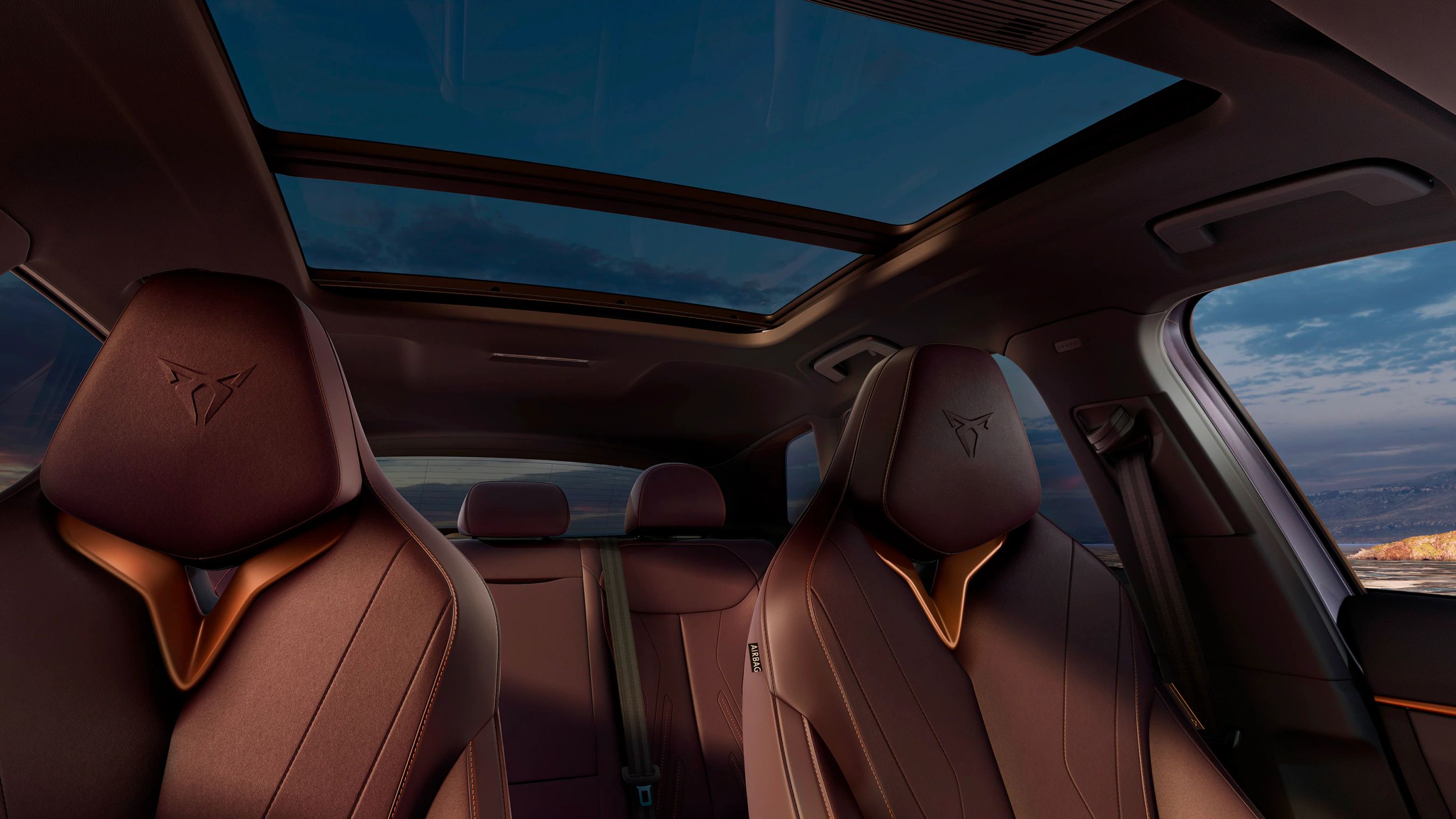 CUPRA Terramar VZ PHEV, viatura de frota, interior com estofos em couro High Canyon, sistema de infotainment e pôr do sol.