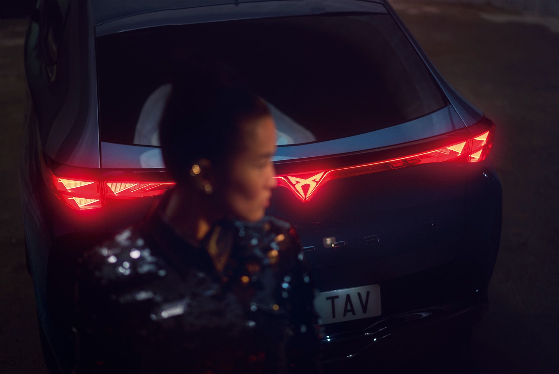 novo CUPRA Tavascan iluminação traseira
