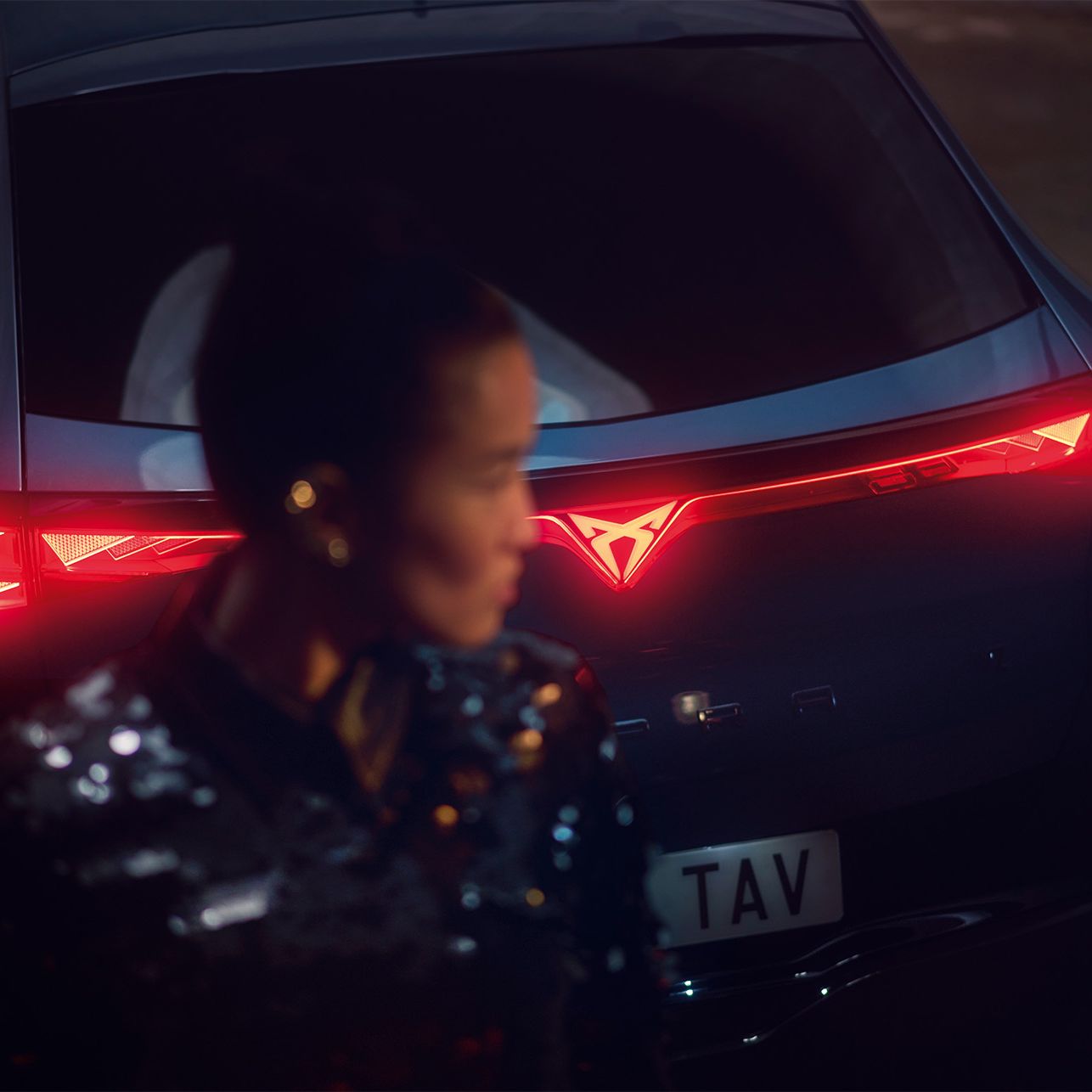 novo CUPRA Tavascan iluminação traseira