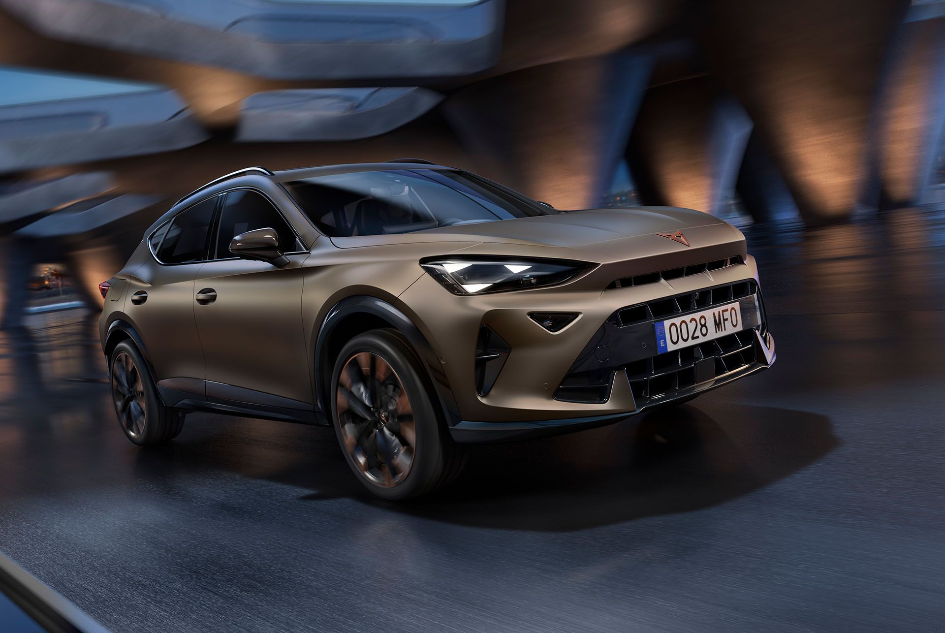 Novo CUPRA Formentor 2025 na cor century bronze mate, em movimento com repartidor de binário.