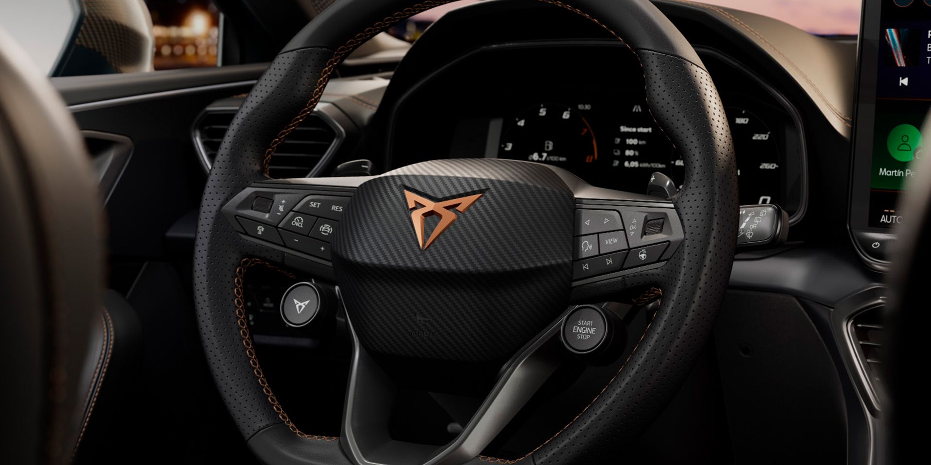 novo cupra leon sportstourer, volante com botões satélite, sistemas de assistência de segurança avançados, cruise control adaptativo, manutenção na faixa de rodagem e visualização dinâmica em direto dos sinais de trânsito. 