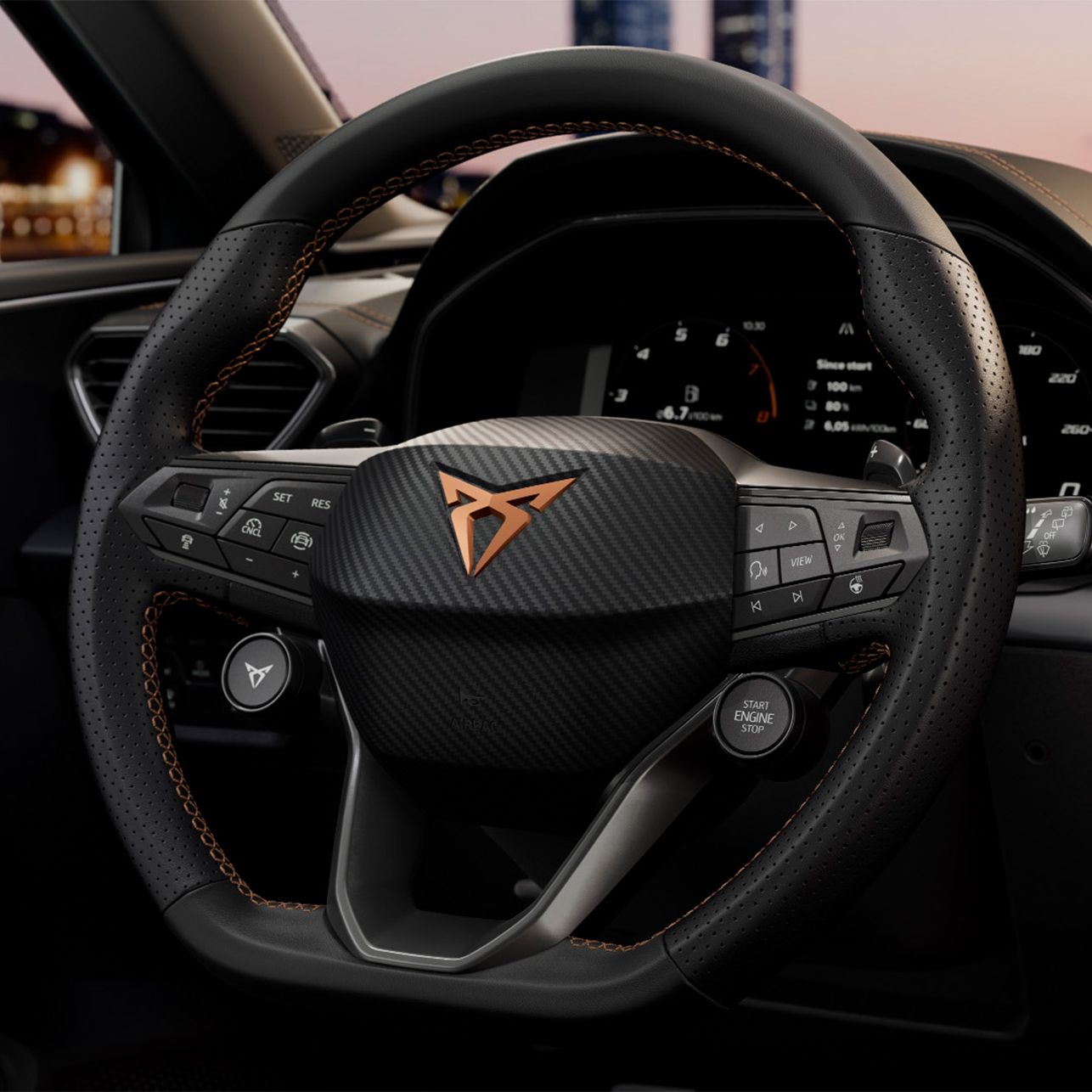 novo cupra leon sportstourer, volante com botões satélite, sistemas de assistência de segurança avançados, cruise control adaptativo, manutenção na faixa de rodagem e visualização dinâmica em direto dos sinais de trânsito. 