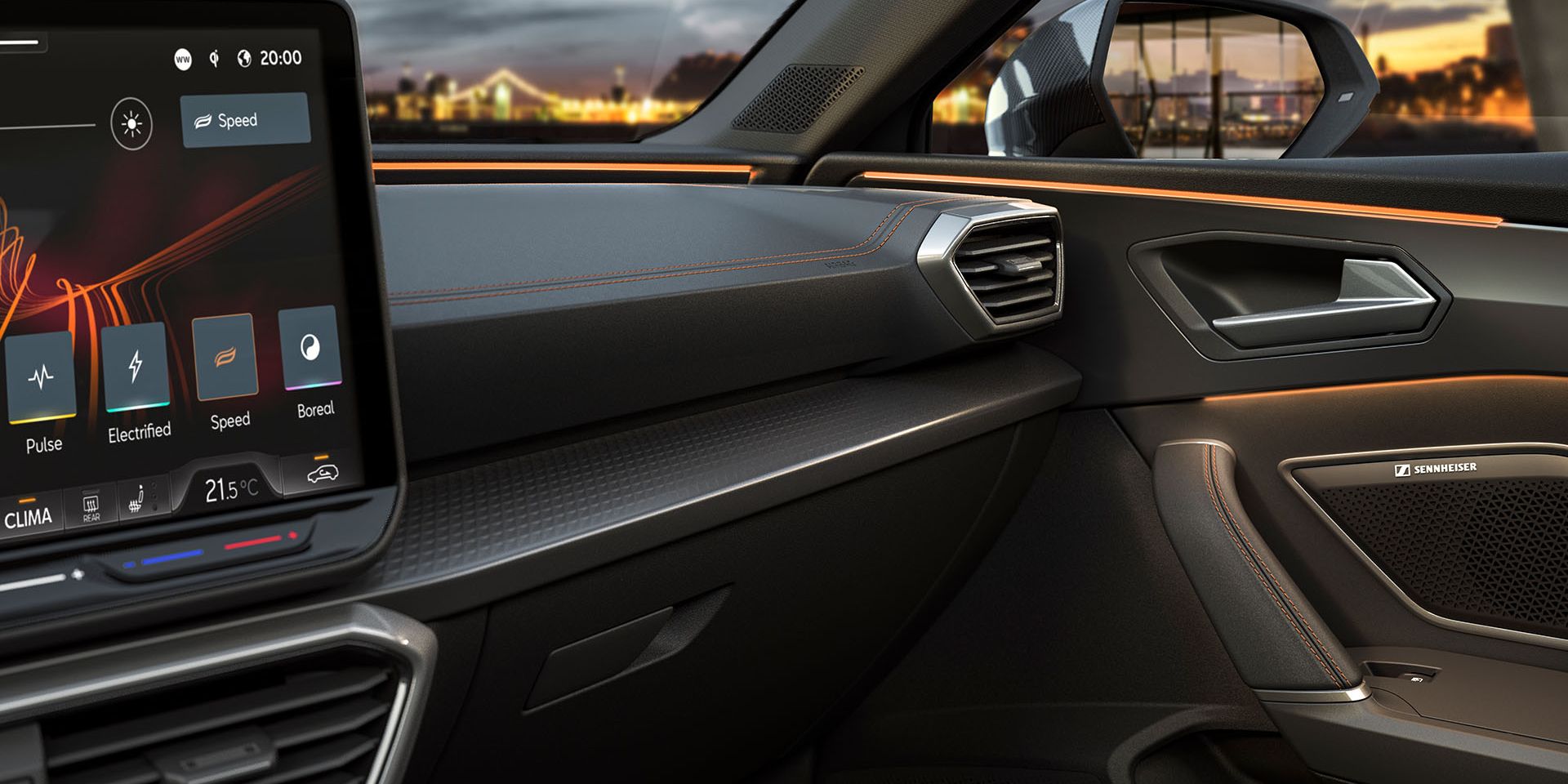 novo cupra leon sportstourer upgrade de tecnologia equipamento edge, iluminação ambiente e sistema de infoentretenimento. Keyless avançado, sistema antirroubo e uma câmara de visão traseira.