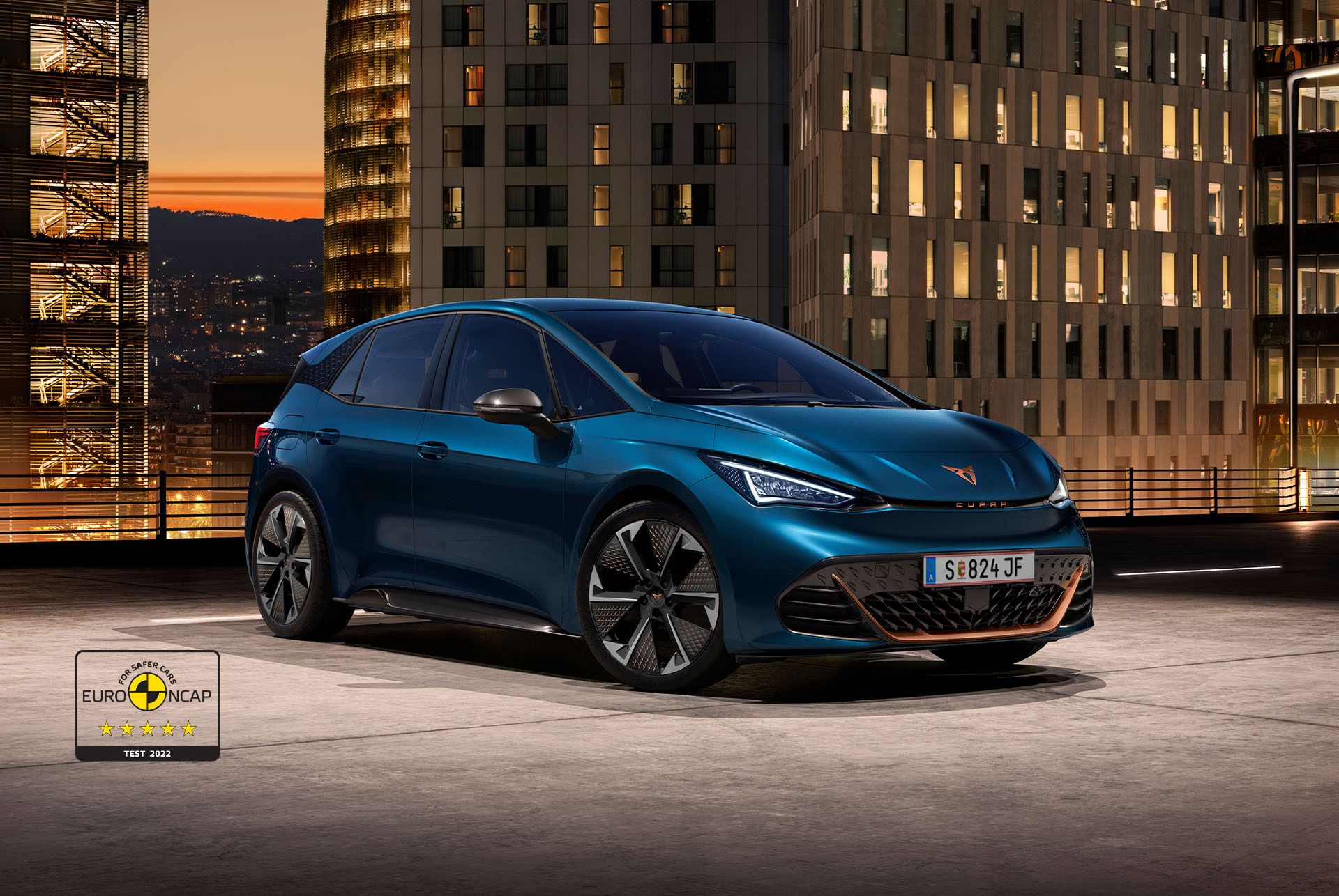  CUPRA Born Cor azul Aurora com jantes thunderstorm