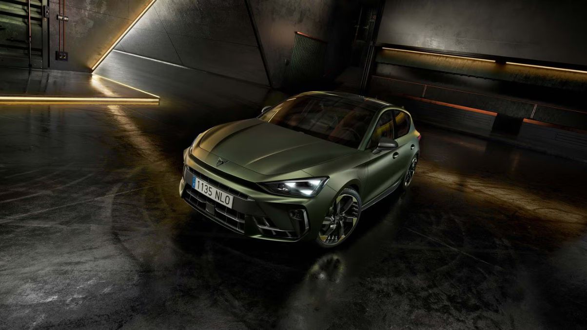 CUPRA Leon Tribe Edition estacionado