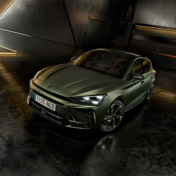 CUPRA Leon Tribe Edition estacionado