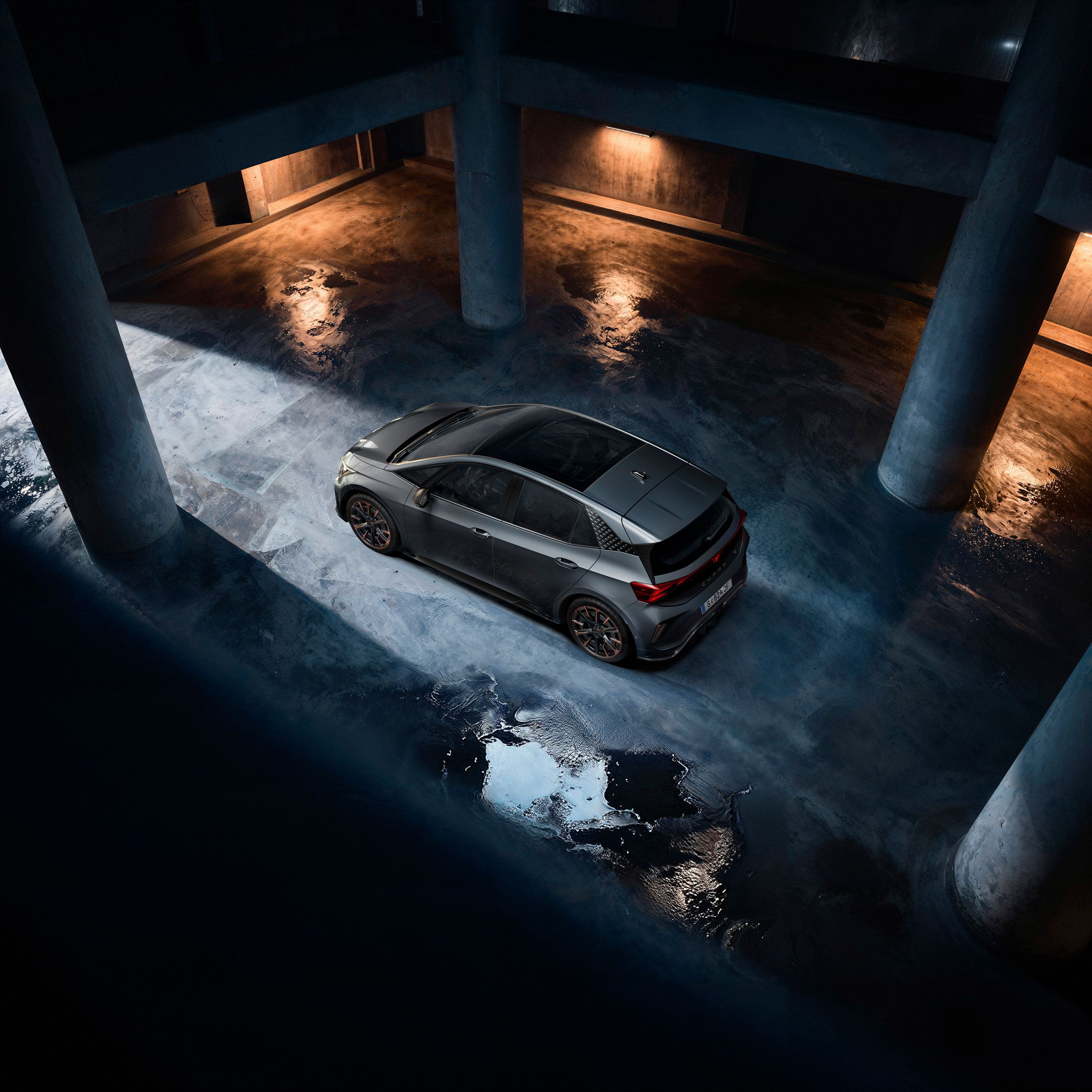 Detalhes exteriores e interiores do CUPRA Born VZ.