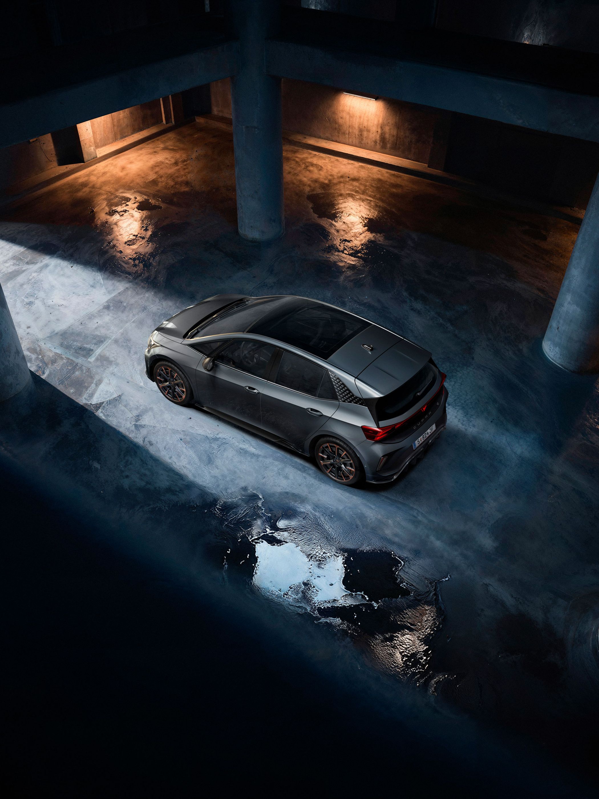 Detalhes exteriores e interiores do CUPRA Born VZ.