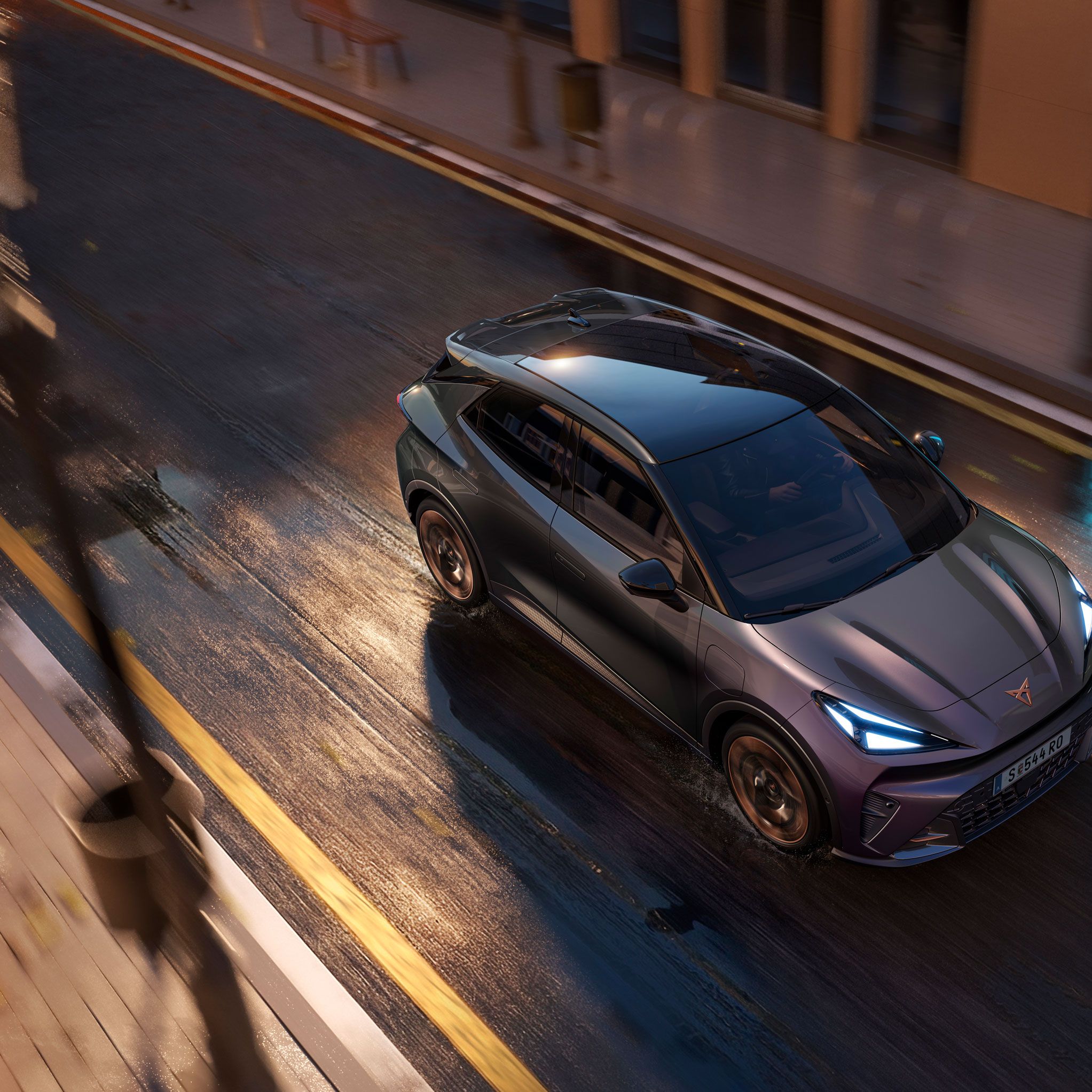 Fahraufnahme des CUPRA Raval VZ in Plasma von oben