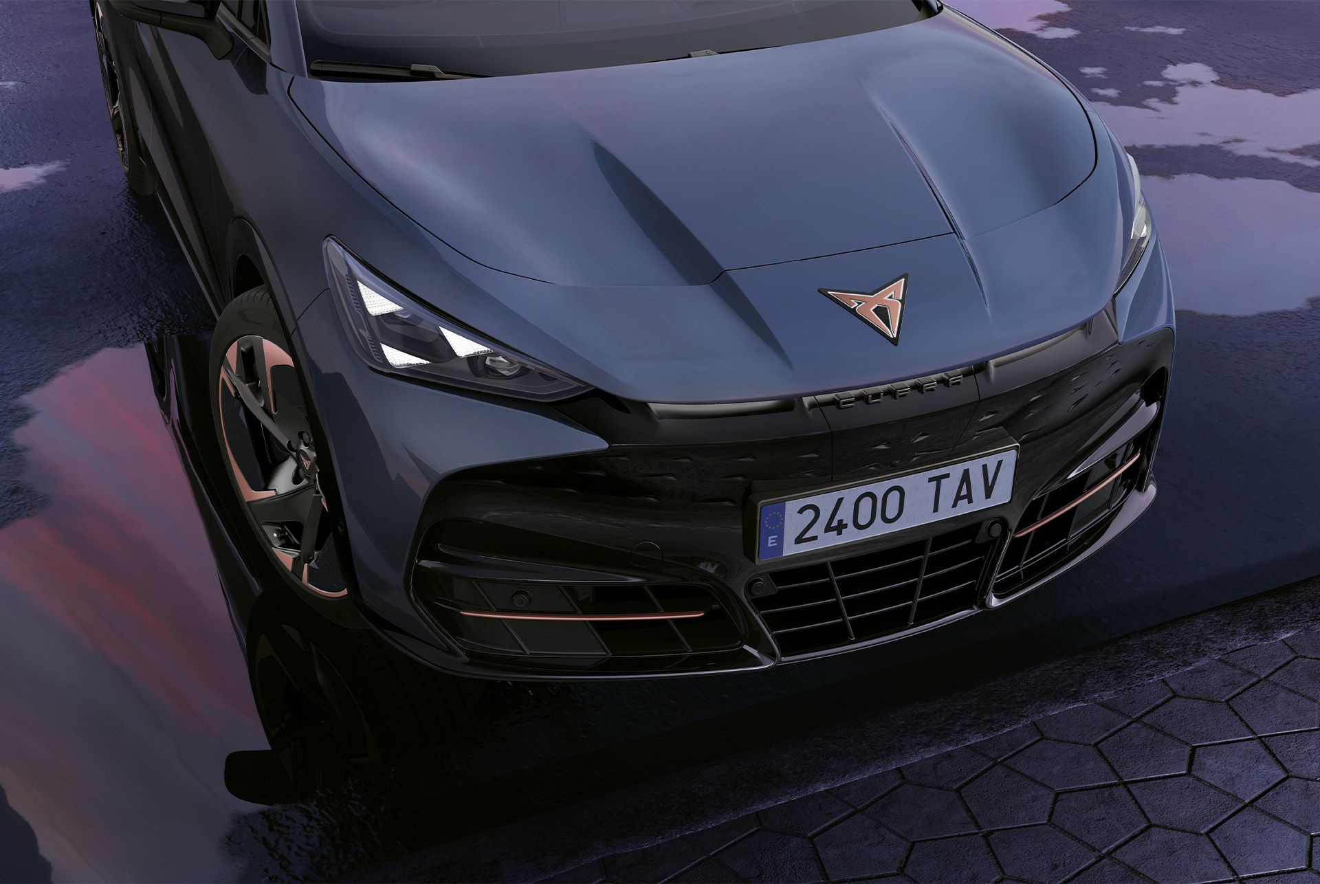frente do novo cupra tavascan com matrícula, logótipo cobre no capot do carro e faróis 