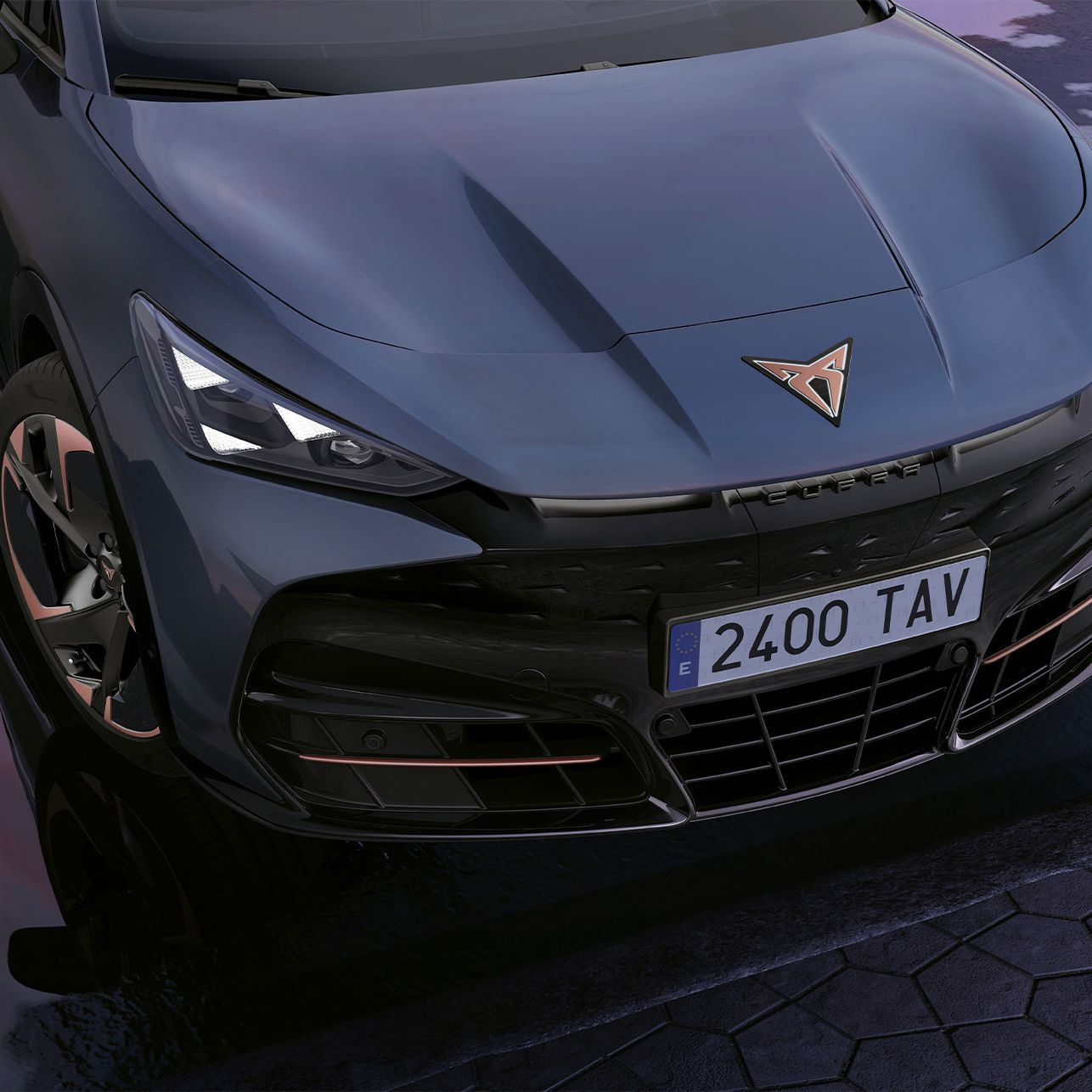 frente do novo cupra tavascan com matrícula, logótipo cobre no capot do carro e faróis 