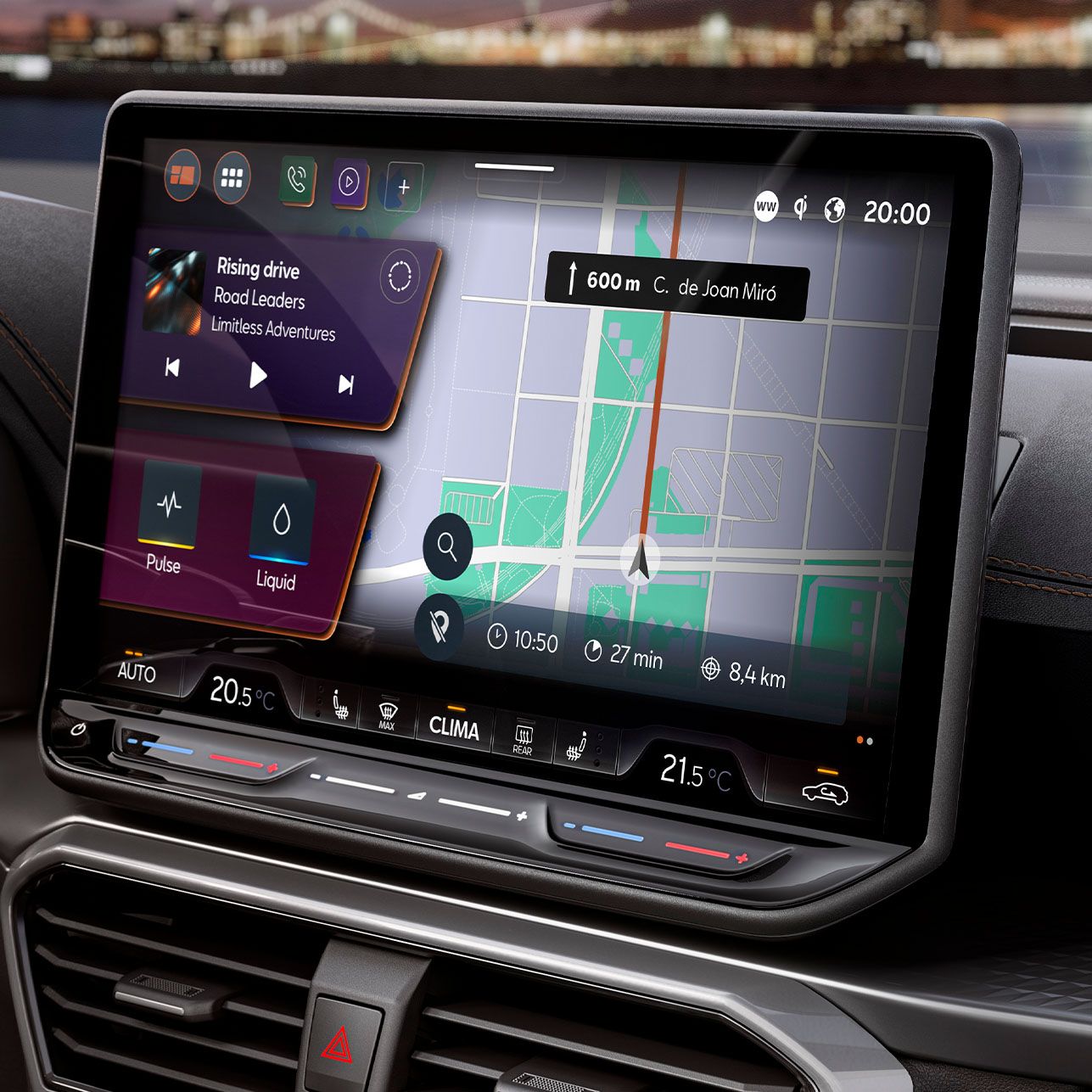 Vista do painel de instrumentos do novo cupra leon sportstourer, ecrã do sistema de infoentretenimento com o cupra connect plus, para encontrar postos de carregamento PHEV, alertas de trânsito em tempo real, postos de carregamento e localização de parques de estacionamento.