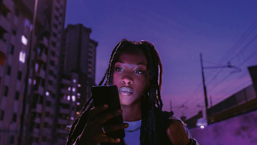 mulher conectada na my cupra app para tavascan