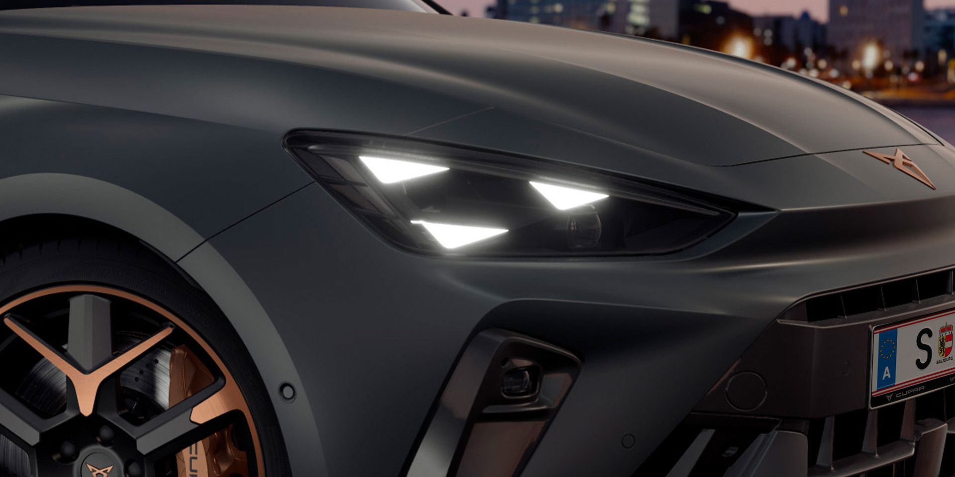 novo cupra leon sportstourer pack de equipamento pure performance, luzes LED matrix, com uma assinatura distintiva, associada a uma câmara multifunções.