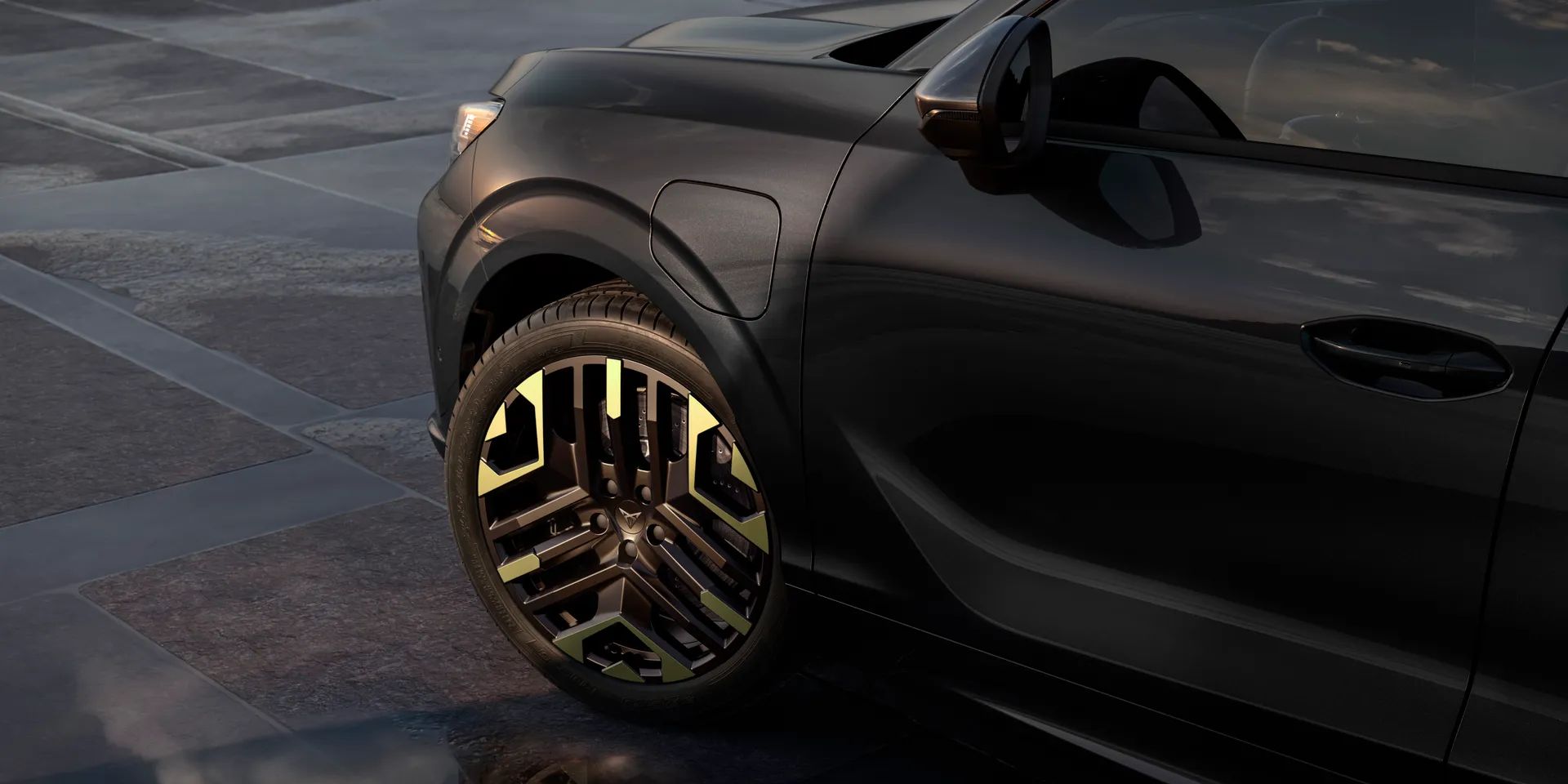 Vista lateral para mostrar a jante de liga leve de 20 polegadas em Sulfur, que combina perfeitamente com a nova carroçaria em verde manganese mate.