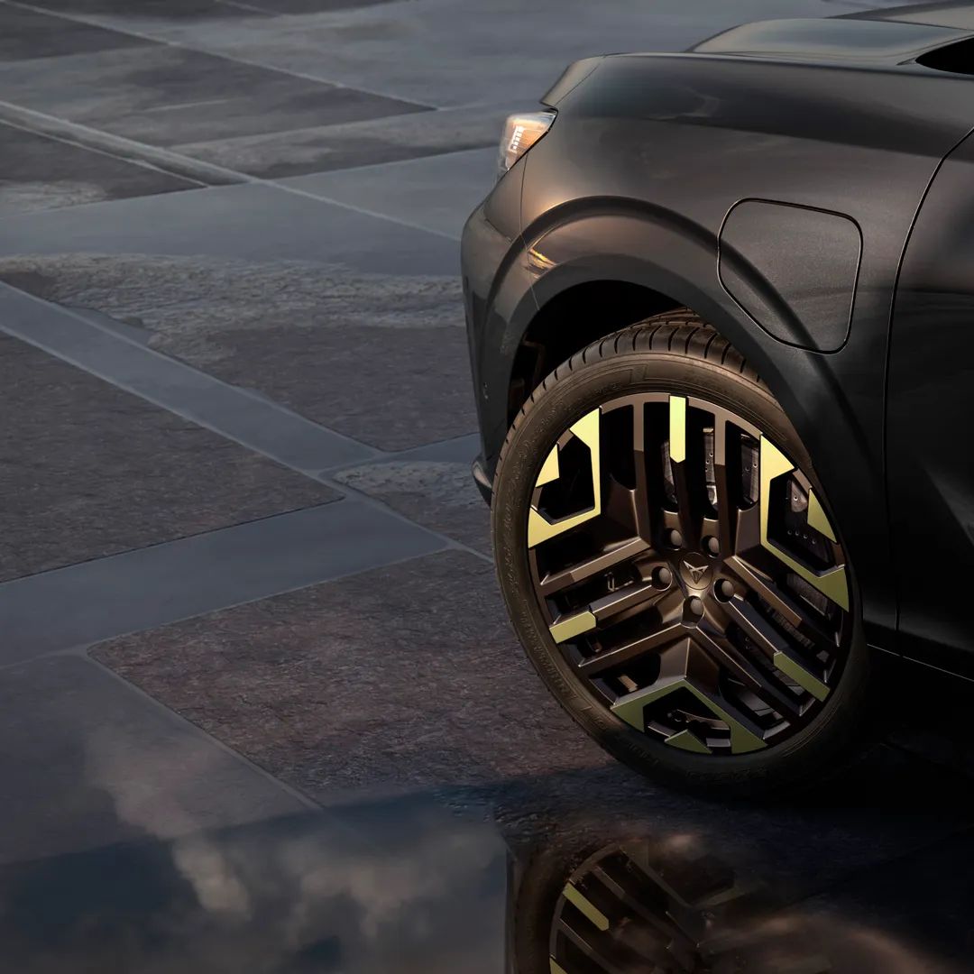 Vista lateral para mostrar a jante de liga leve de 20 polegadas em Sulfur, que combina perfeitamente com a nova carroçaria em verde manganese mate.