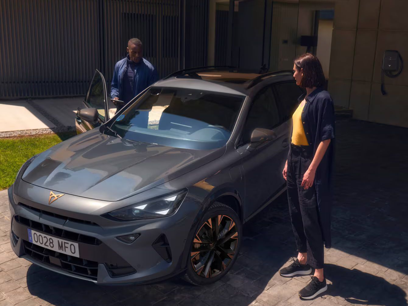 CUPRA Formentor híbrido plug-in para condutores de empresa, em parque de estacionamento com jantes em cobre.