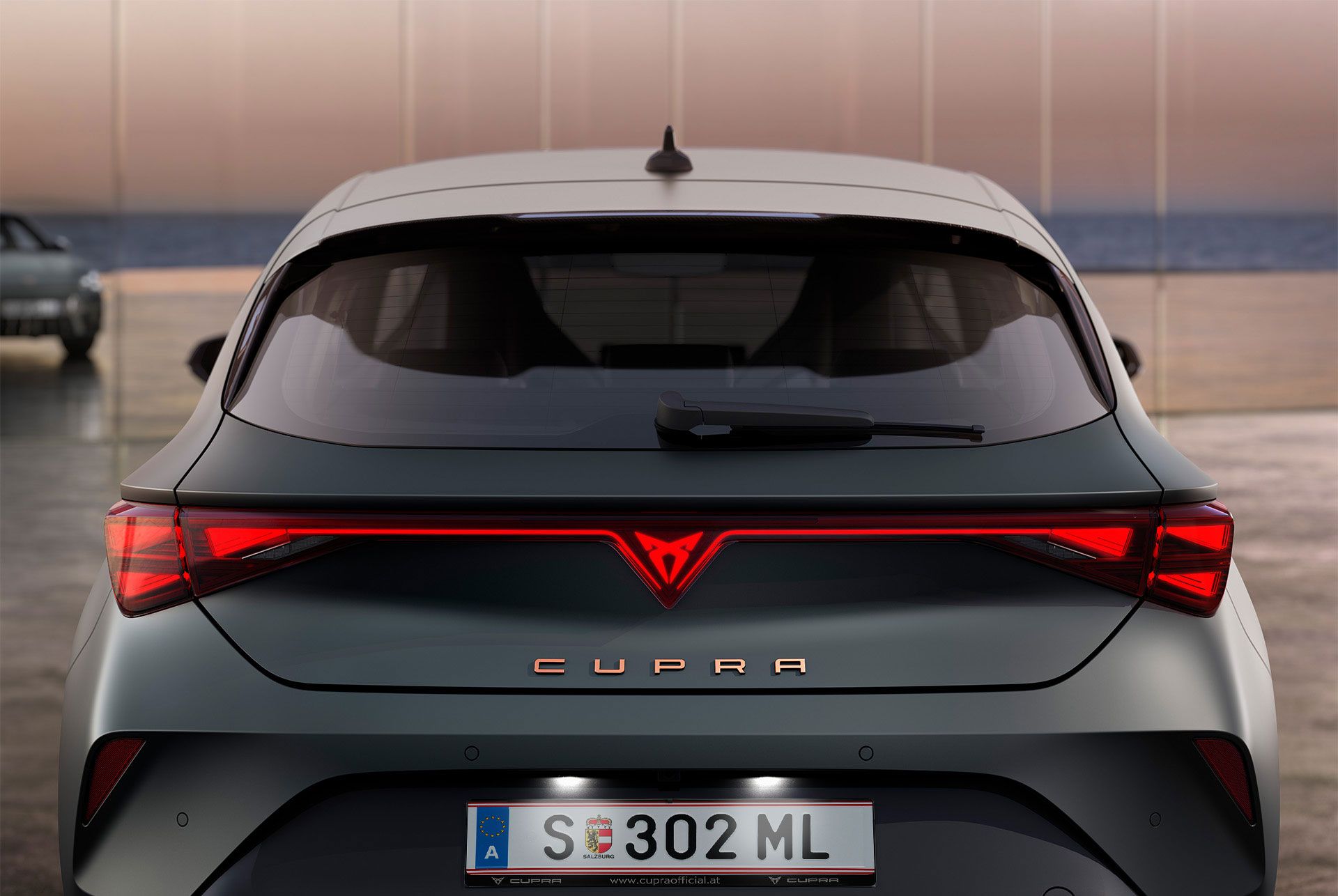 vista do porta-bagagens e dos faróis traseiros do novo cupra leon, iluminação LED, logótipo cupra LED integrado