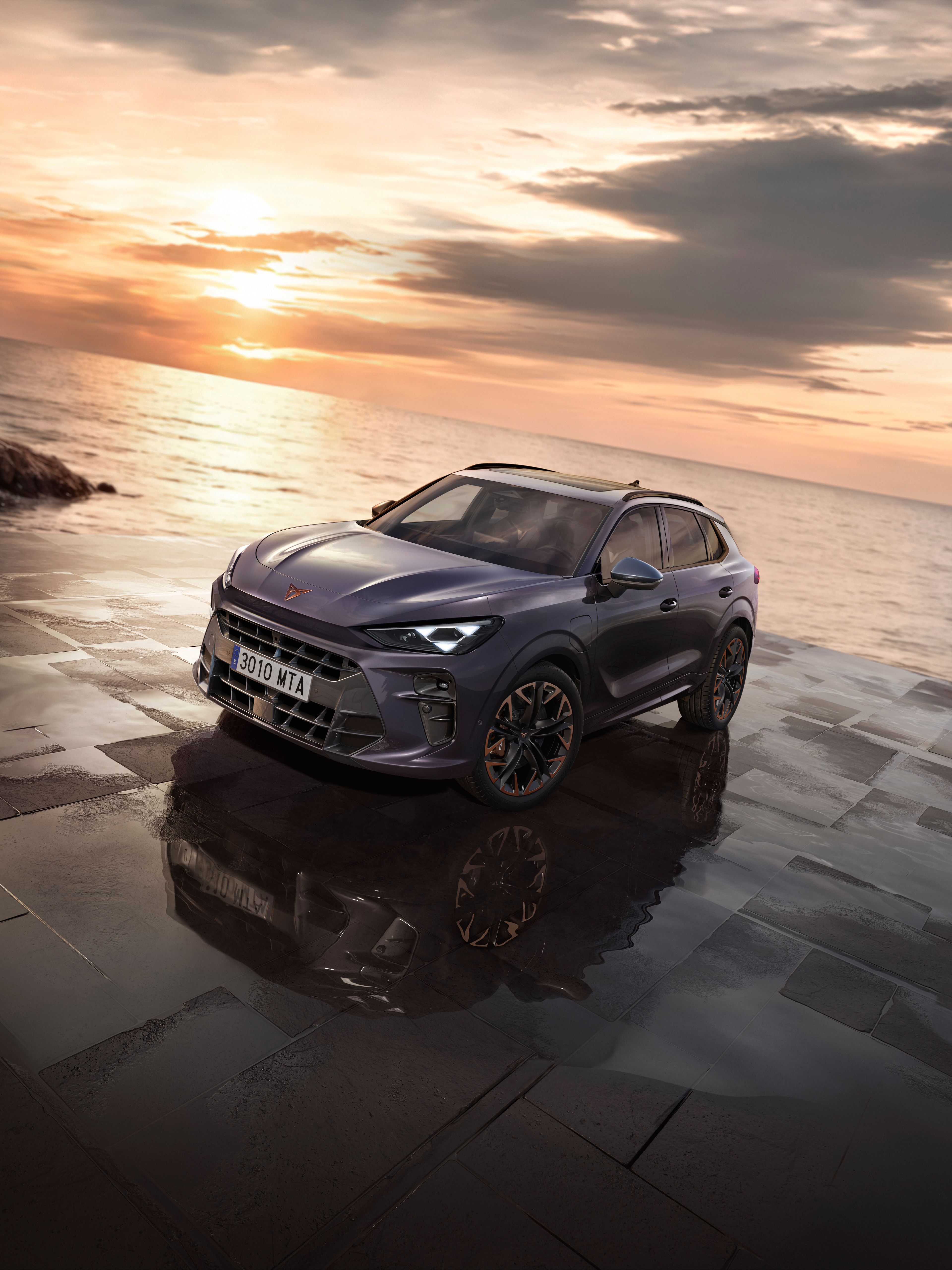 Vista frontal do CUPRA Terramar VZ em cor dark void com jantes de 20” 