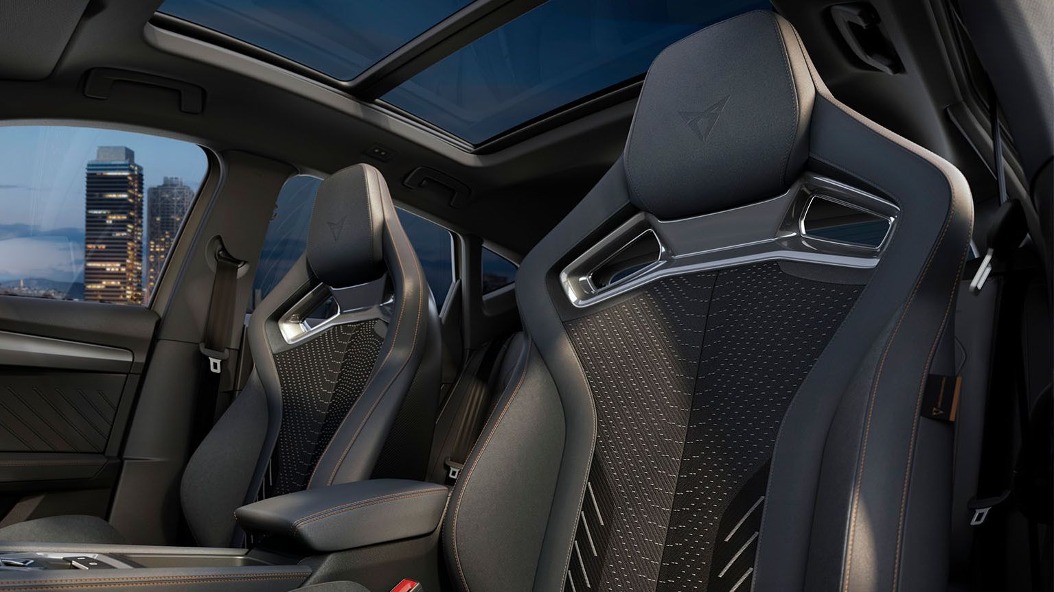 CUPRA Formentor 2025 com interior extreme, cockpit e área do condutor, travões de performance, bancos CUP bucket e molduras interiores em cromado. Inclui intelligent drive, pure performance e immersive by Sennheiser™.