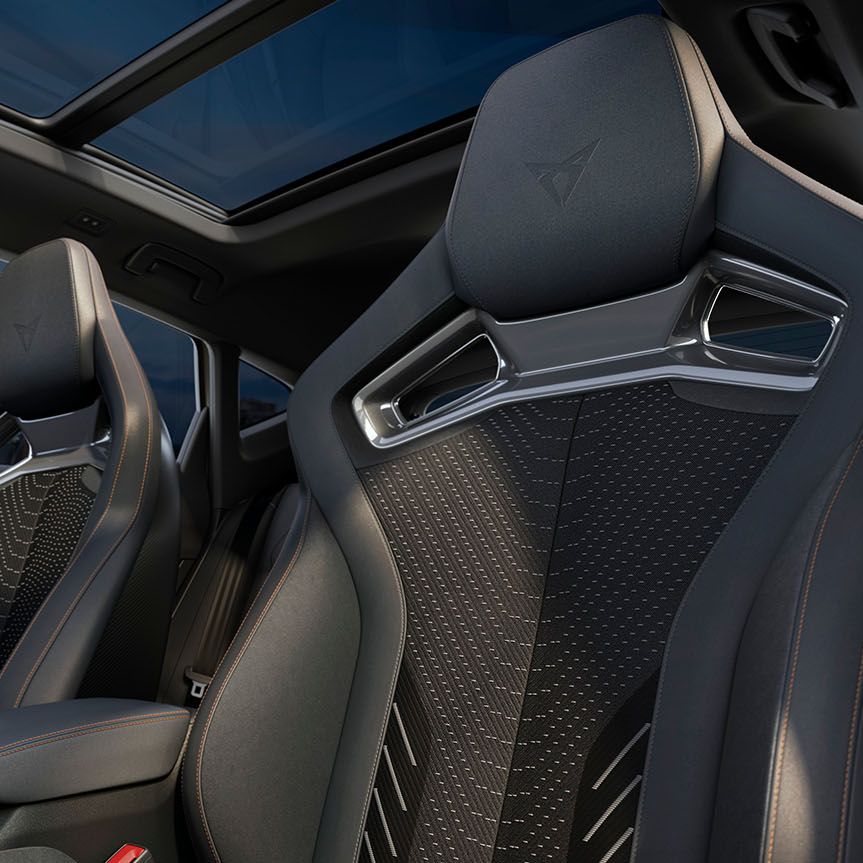 CUPRA Formentor 2025 com interior extreme, cockpit e área do condutor, travões de performance, bancos CUP bucket e molduras interiores em cromado. Inclui intelligent drive, pure performance e immersive by Sennheiser™.