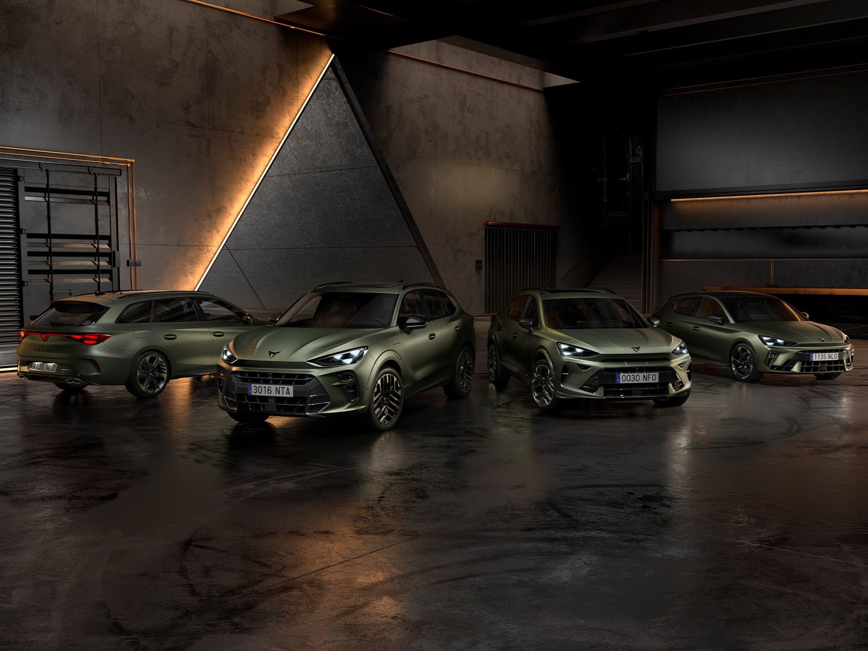 Gama CUPRA Tribe Edition — Formentor, Leon, Leon Sportstourer e Terramar — estacionados numa garagem, todos com acabamento Verde Manganese Mate.