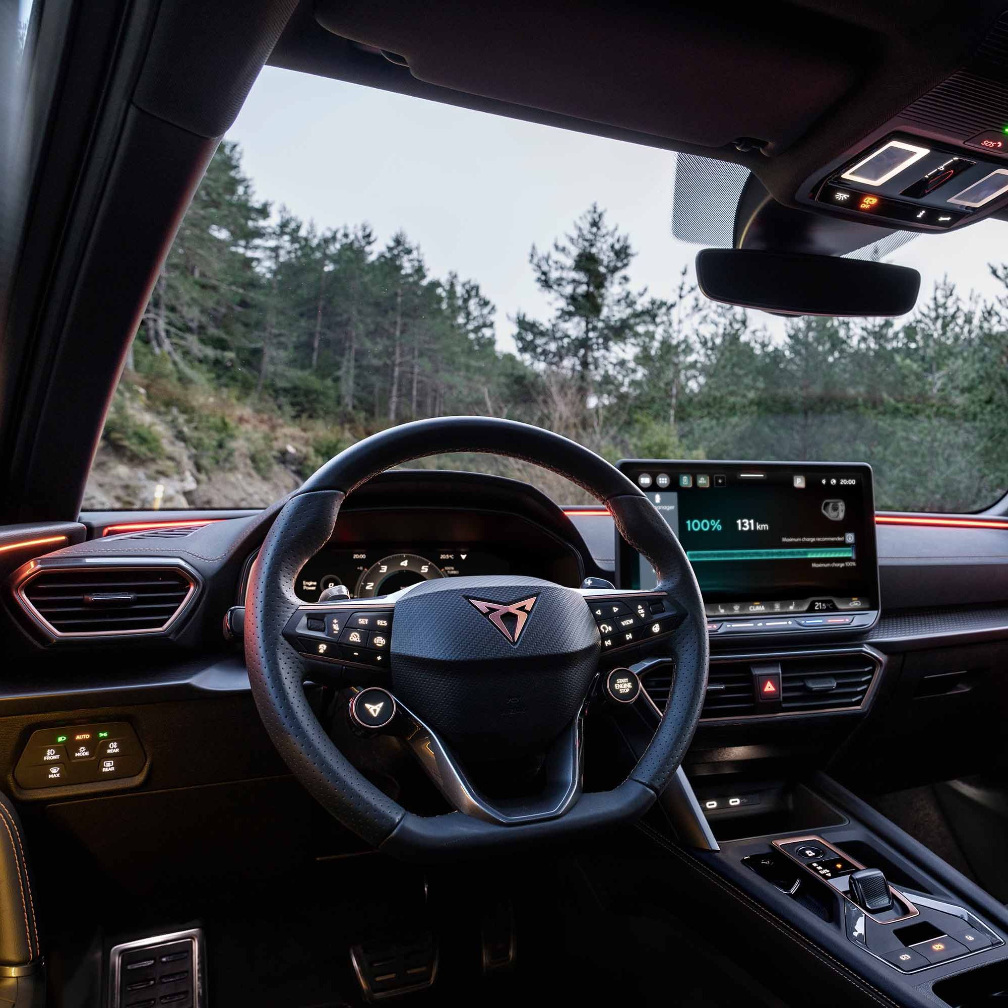 Interior do novo Cupra Leon Sportstourer, bancos do passageiro dianteiro e do condutor, sistema de infotainment e volante CUPRA.