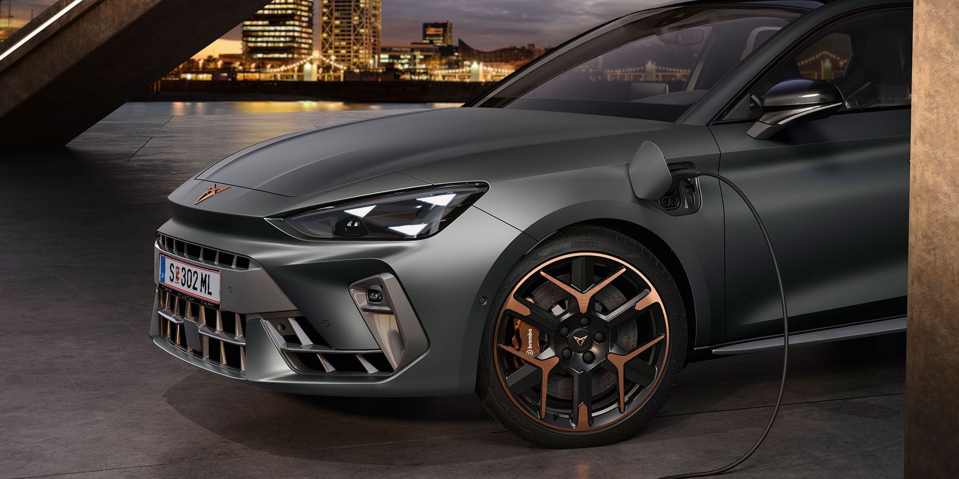 novo cupra leon híbrido plug-in a carregar, faróis LED matrix, com uma assinatura distinta