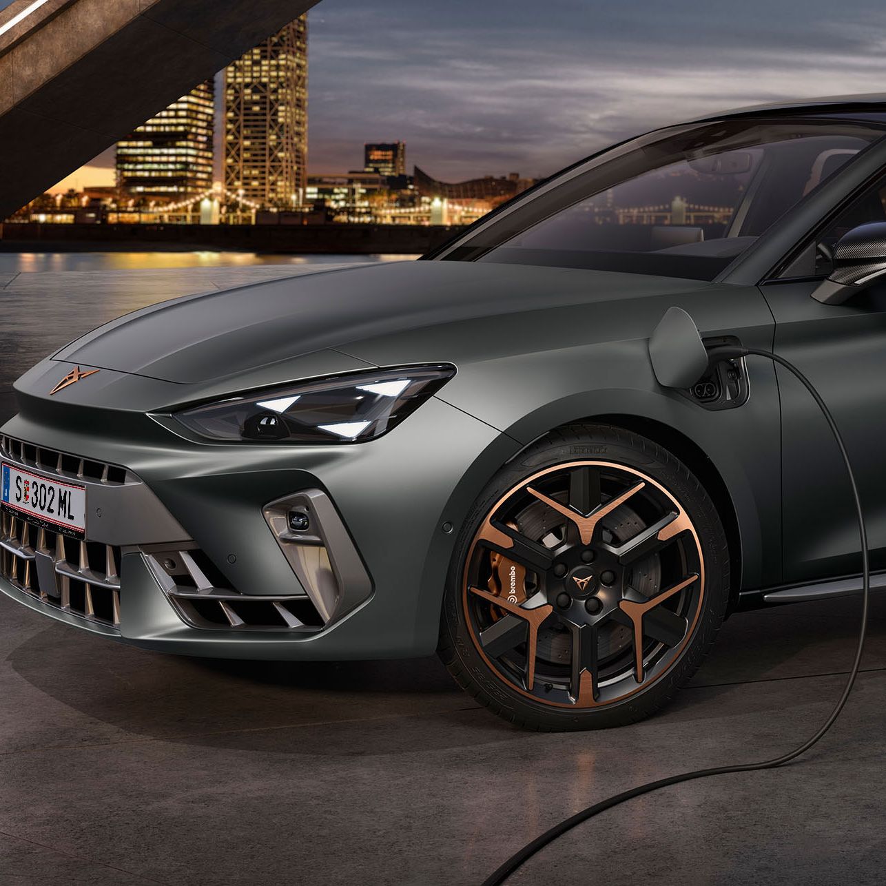 novo cupra leon híbrido plug-in a carregar, faróis LED matrix, com uma assinatura distinta