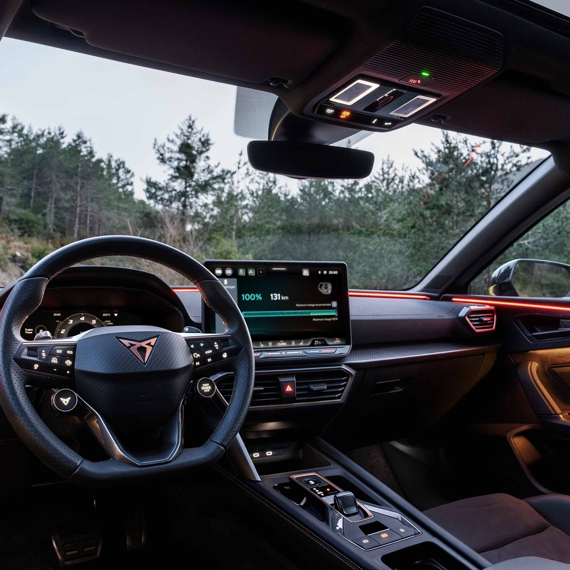novo CUPRA Leon interior do carro, ecrã de infotainment, bancos desportivos, banco do passageiro e do condutor.