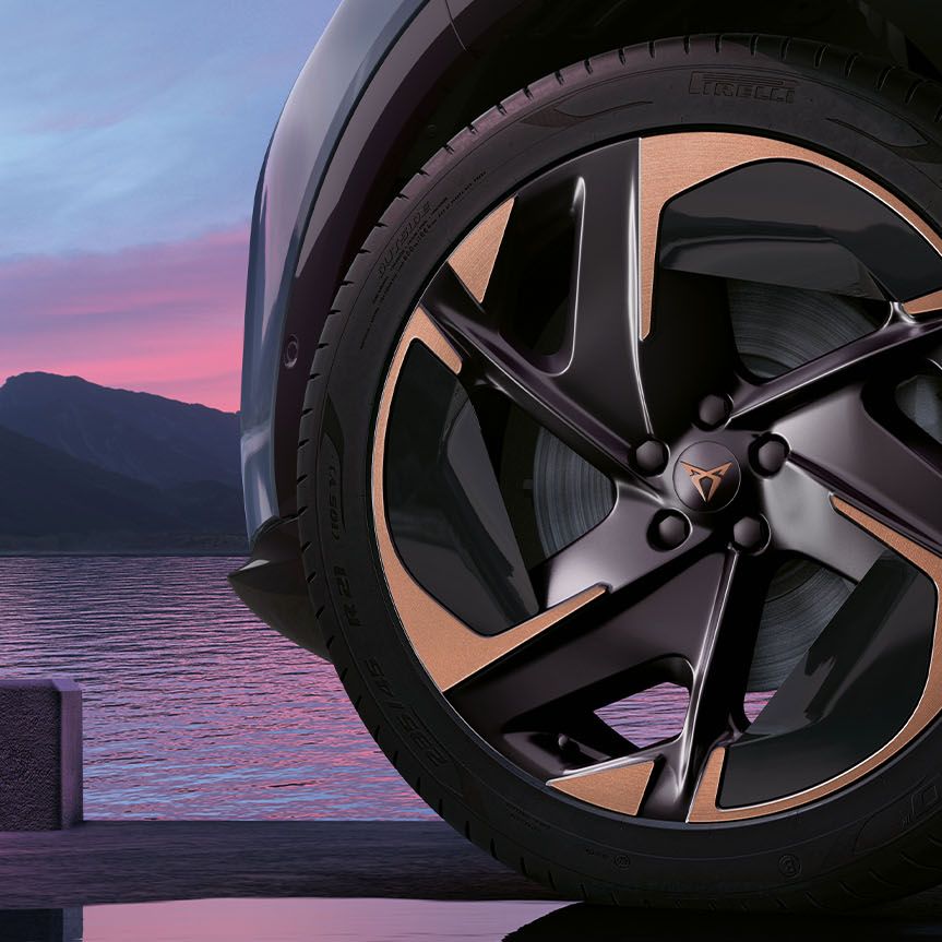 jantes aero de 21 polegadas com detalhes em cobre e preto acetinado para novo cupra tavascan