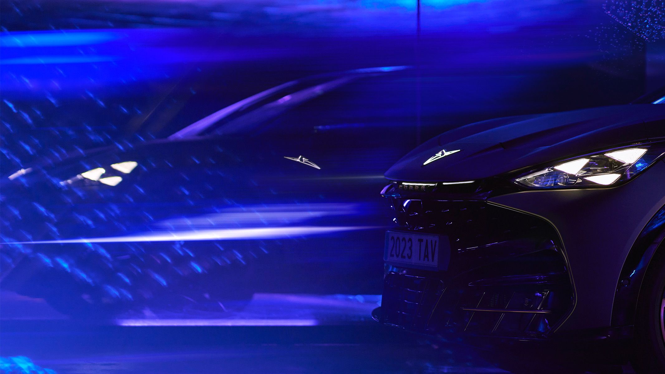 Faróis dianteiros do lado do condutor do CUPRA Tavascan