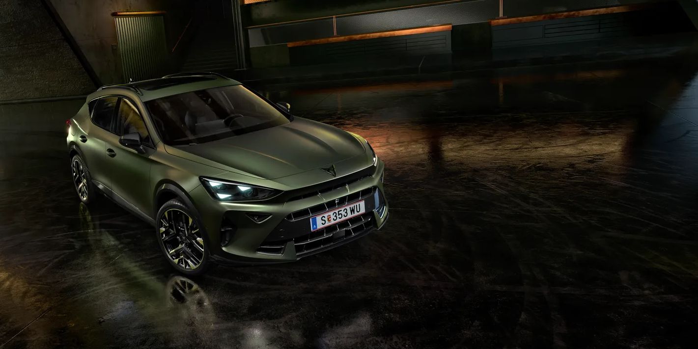 Formentor Tribe Edition estacionado num parque industrial que realça a sua cor verde manganese mate. 