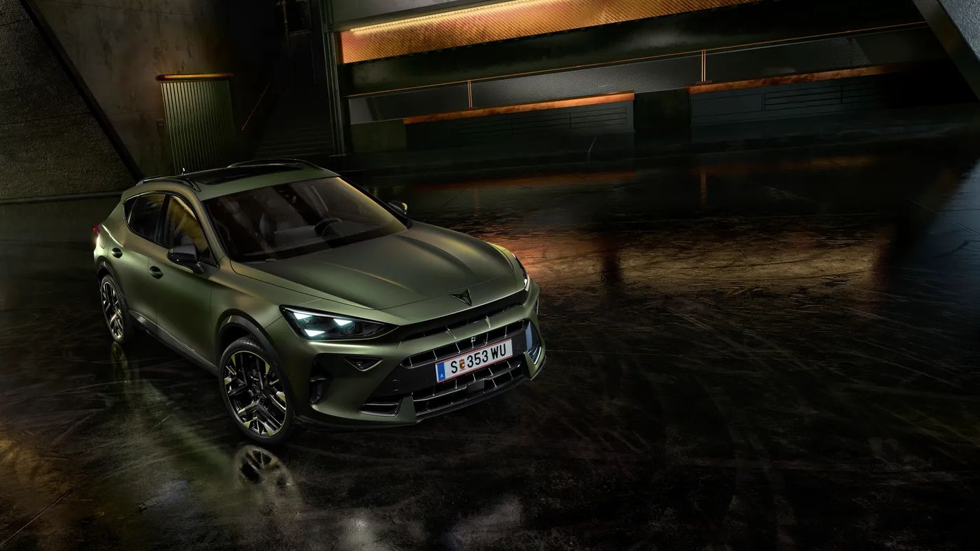 Formentor Tribe Edition estacionado num parque industrial que realça a sua cor verde manganese mate. 